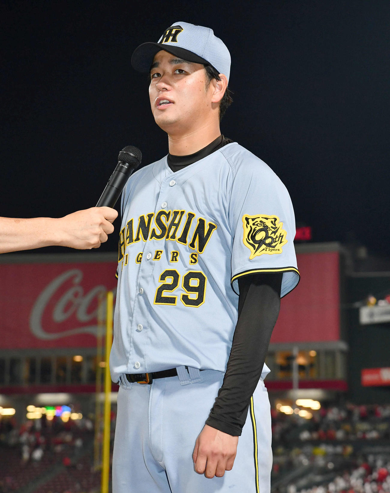 広島対阪神　今季2勝目を挙げ、ヒーローインタビューを受ける高橋（撮影・岩下翔太）