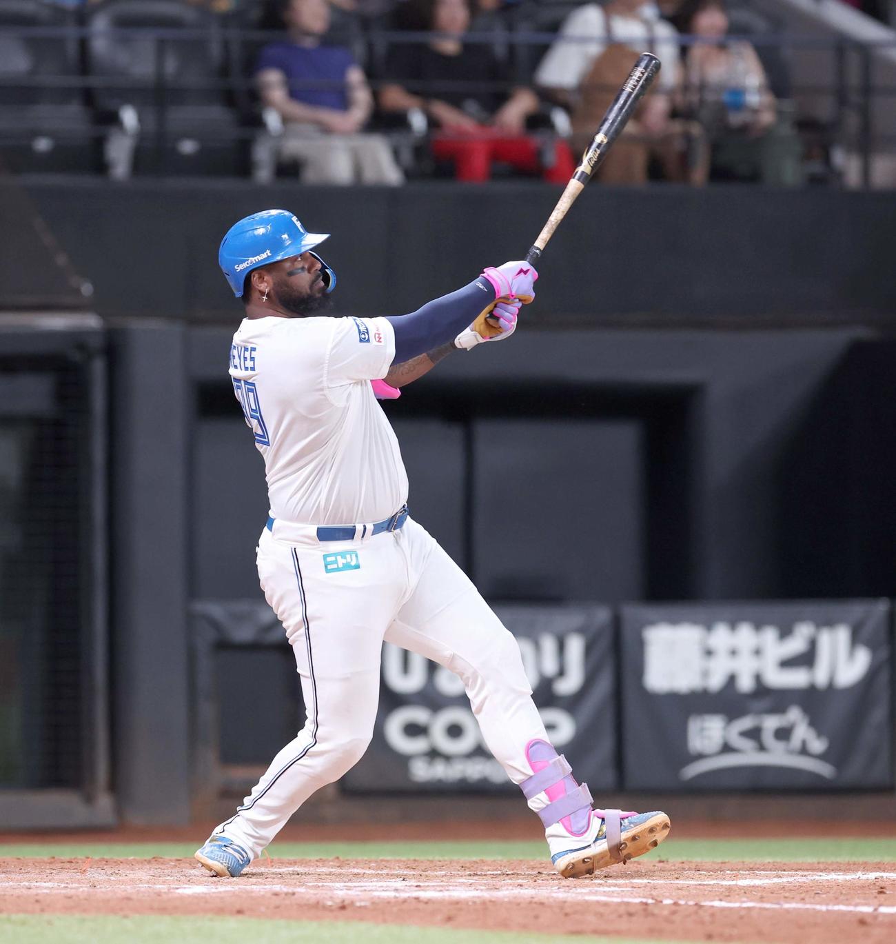 日本ハム対ロッテ　8回裏日本ハム2死、左越え本塁打を放つレイエス（撮影・黒川智章）