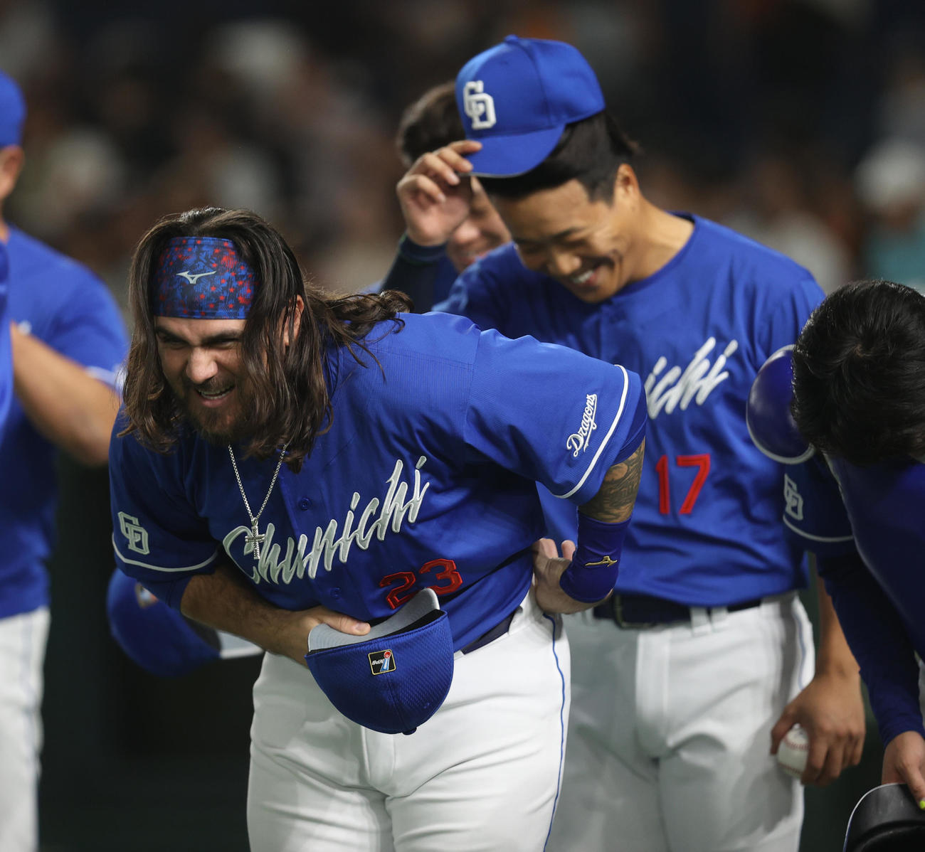 巨人対中日　勝利を飾りファンにあいさつするチェイビス（撮影・水谷安孝）