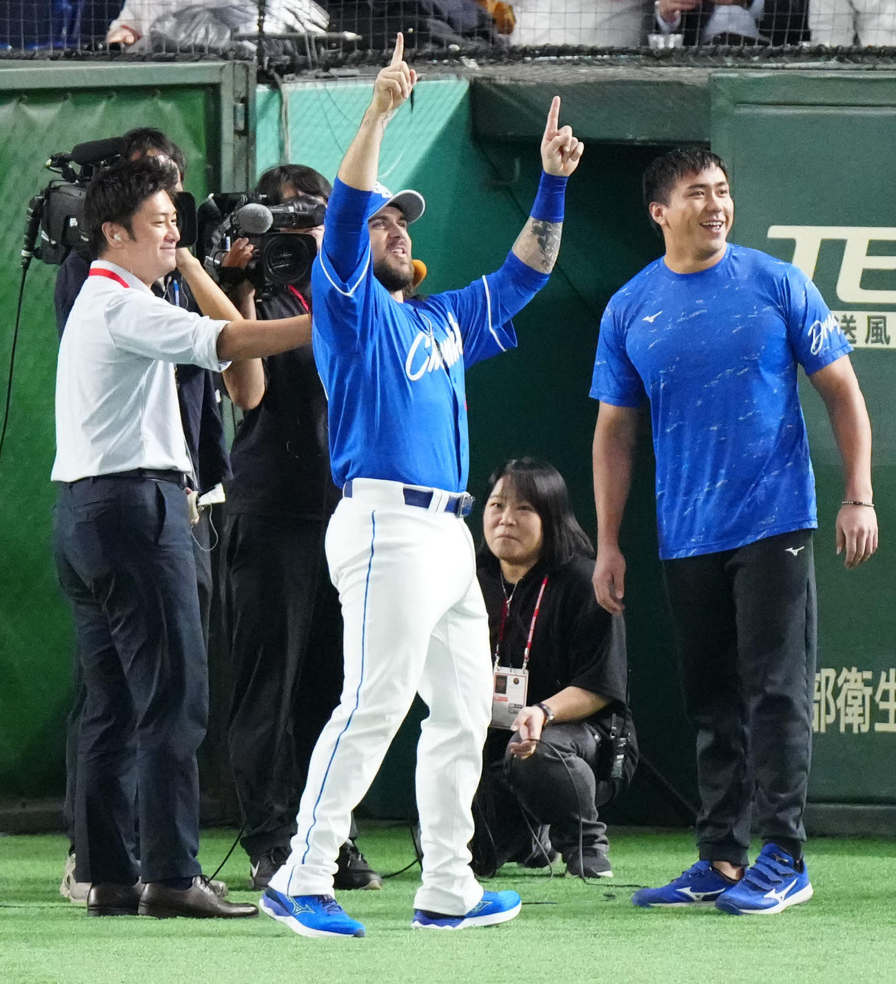 巨人対中日　試合後のインタビューで中日ファンに日本語でメッセージを送ったチェイビス（中央）（撮影・江口和貴）