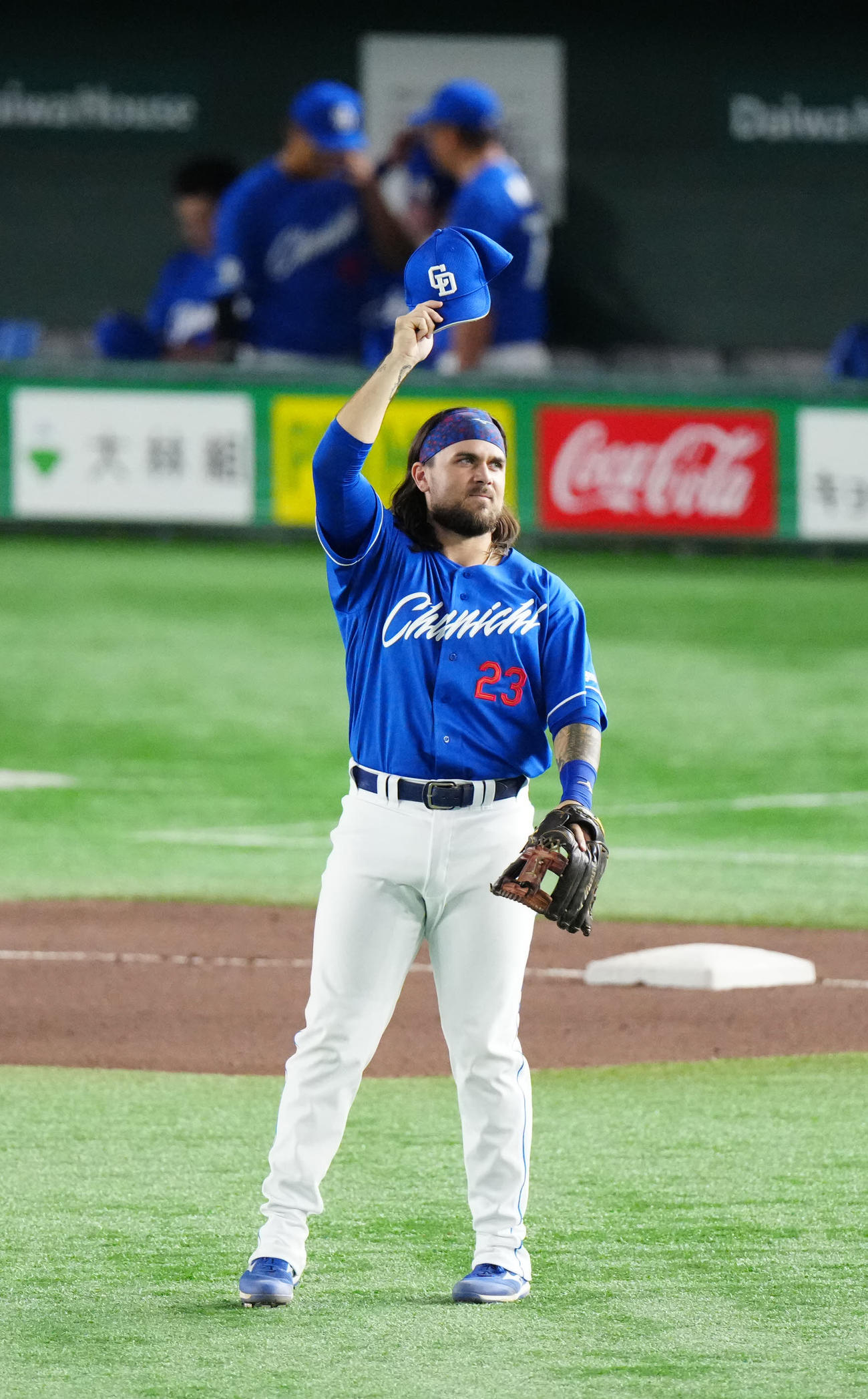 巨人対中日　6回裏開始前、中日ファンの声援に応えるチェイビス（撮影・江口和貴）