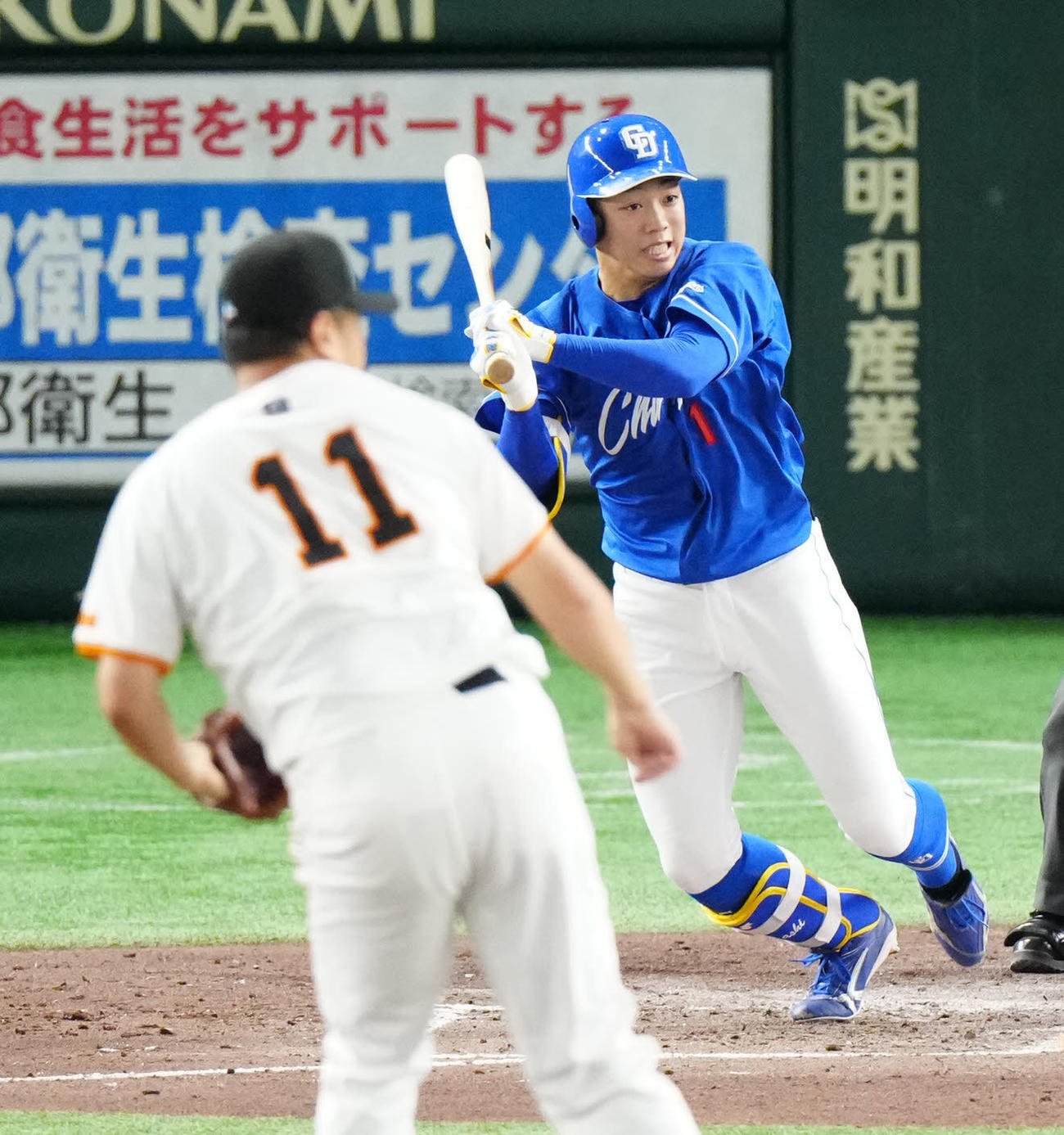 巨人対中日　3回表中日1死、左前打を放つ岡林。投手田中将（撮影・江口和貴）