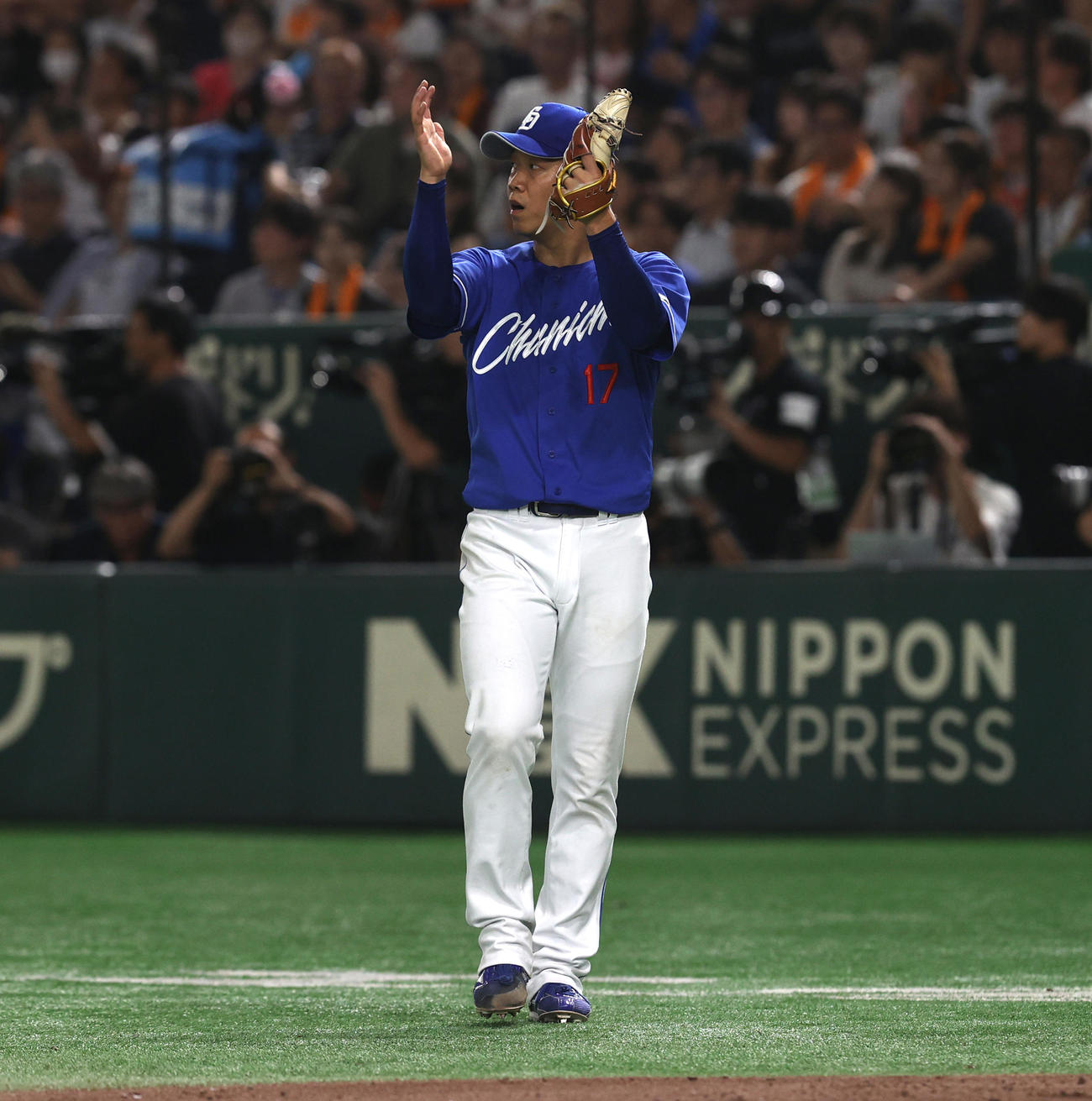 巨人対中日　6回裏を無失点で抑えグラブを叩く柳（撮影・水谷安孝）