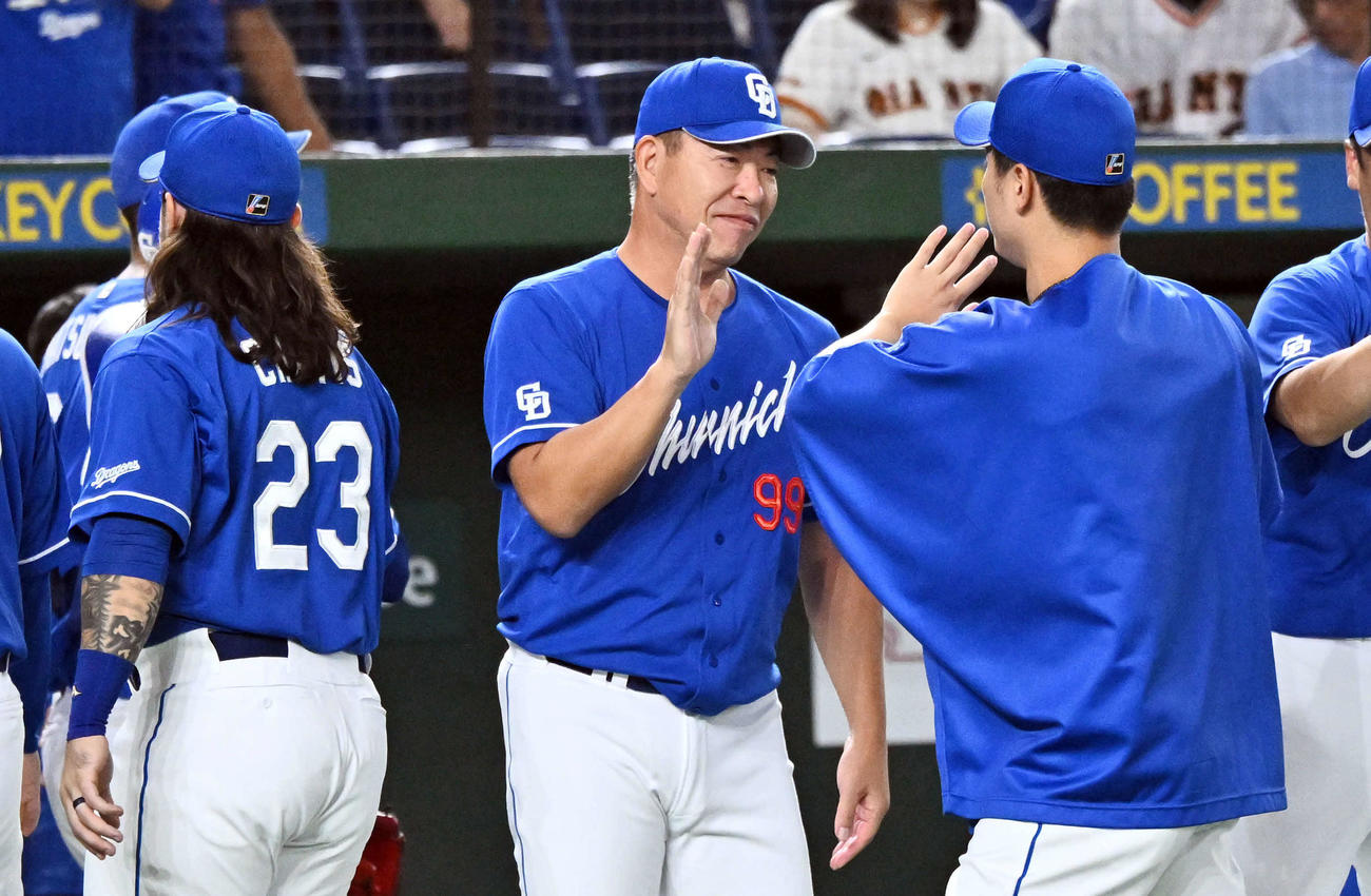 巨人対中日　勝利を飾り選手を迎える中日井上監督（中央）（撮影・滝沢徹郎）