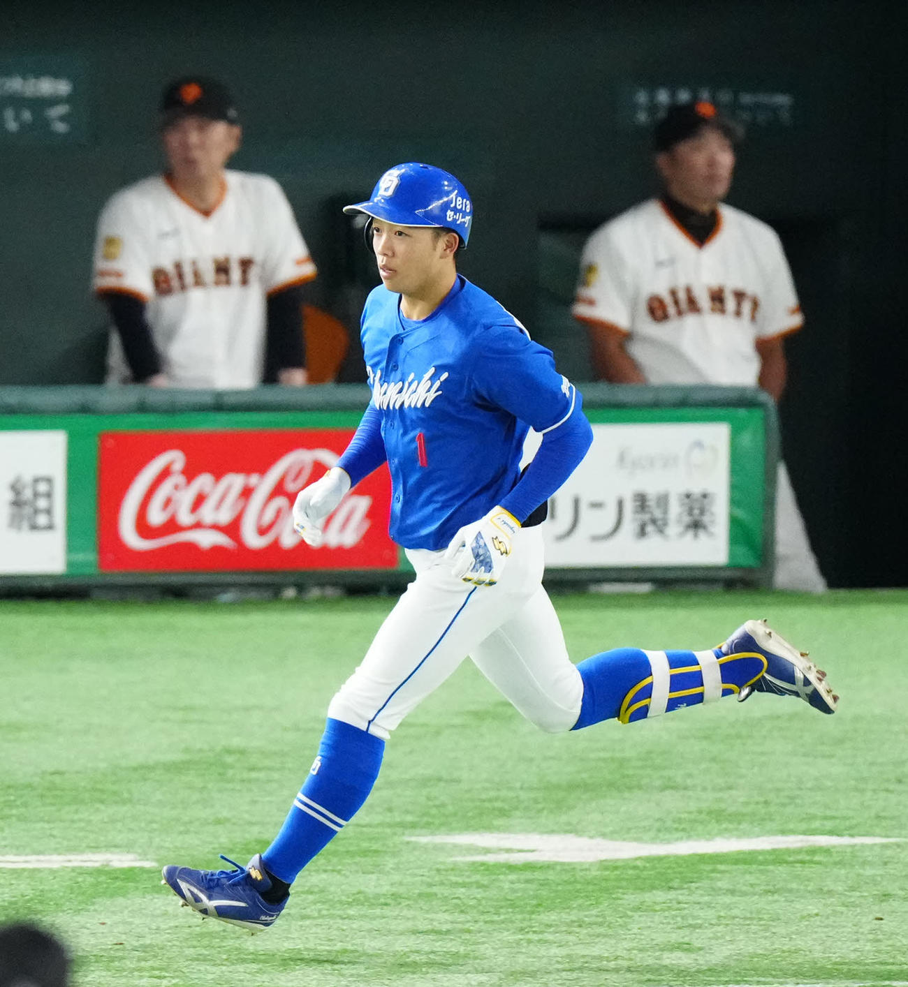 巨人対中日　5回表中日1死、右前打を放つ岡林（撮影・江口和貴）