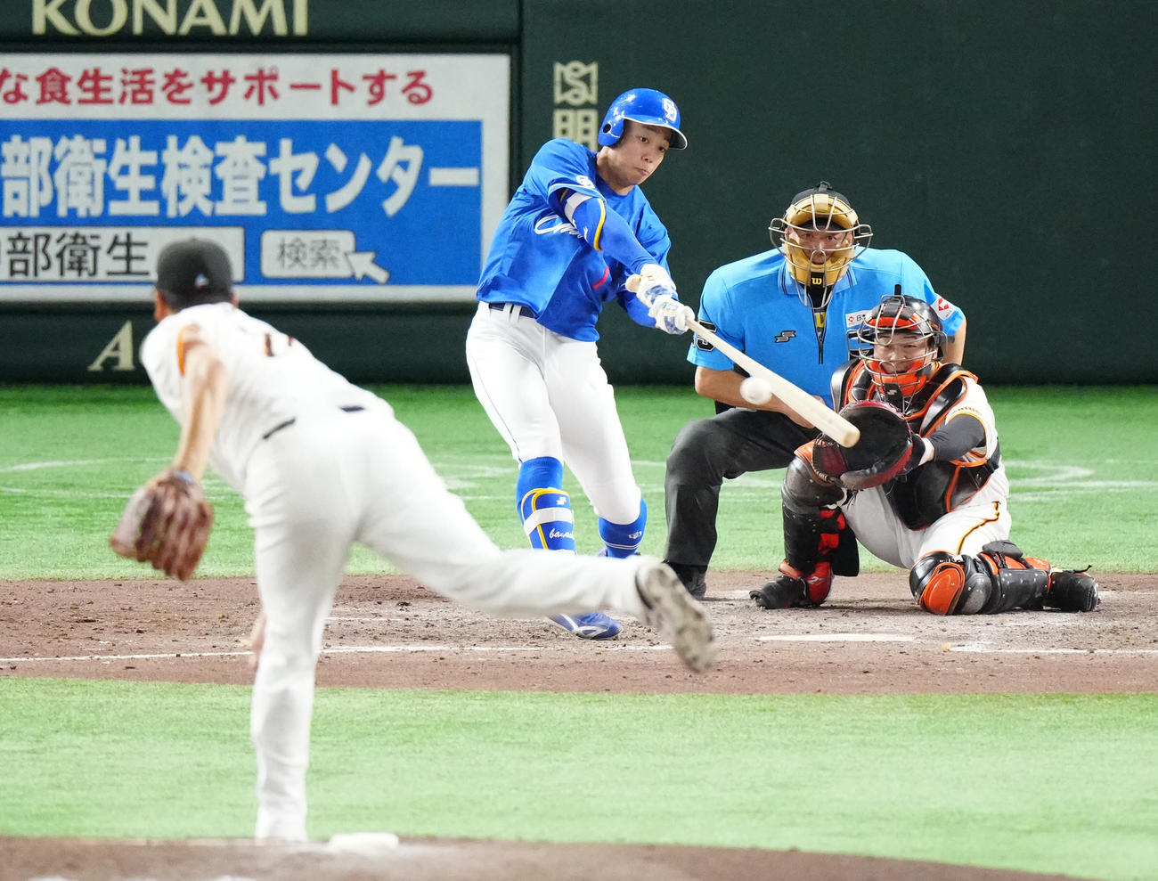 巨人対中日　5回表中日1死、右前打を放つ岡林。投手田中将（撮影・江口和貴）
