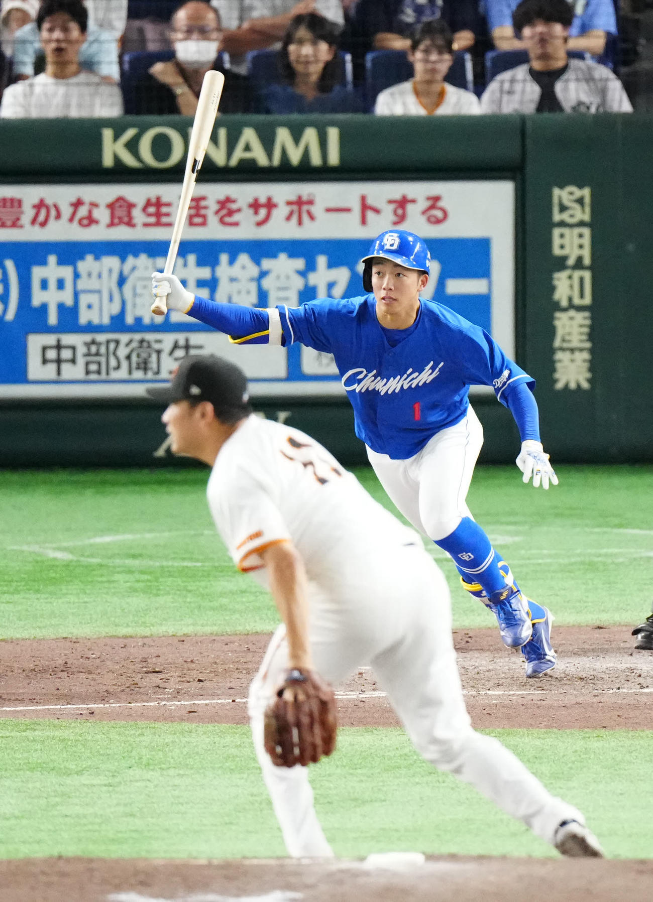 巨人対中日　5回表中日1死、右前打を放つ岡林。投手田中将（撮影・江口和貴）