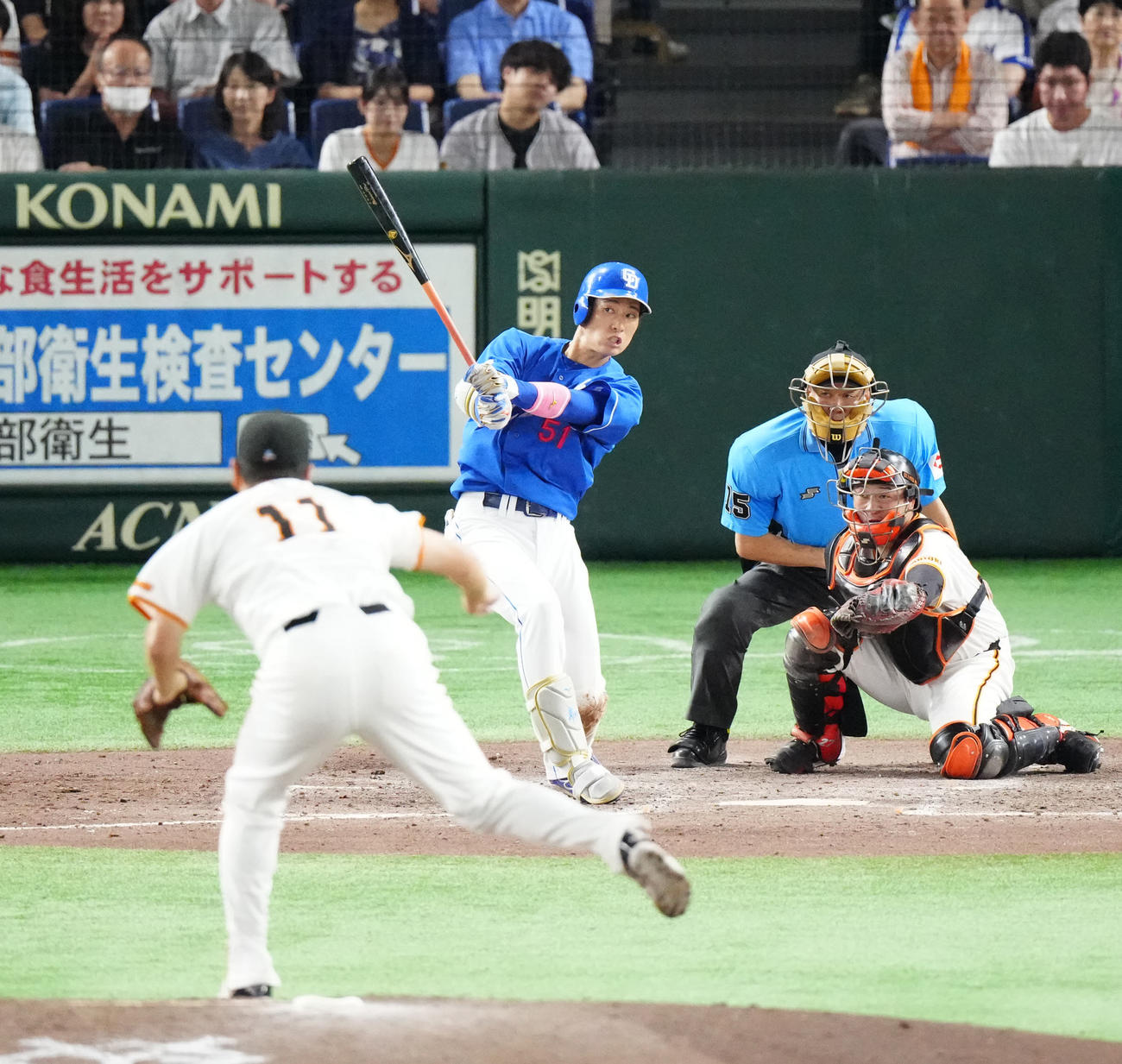 巨人対中日　5回表中日1死二塁、適時二塁打を放つ上林。投手田中将（撮影・江口和貴）