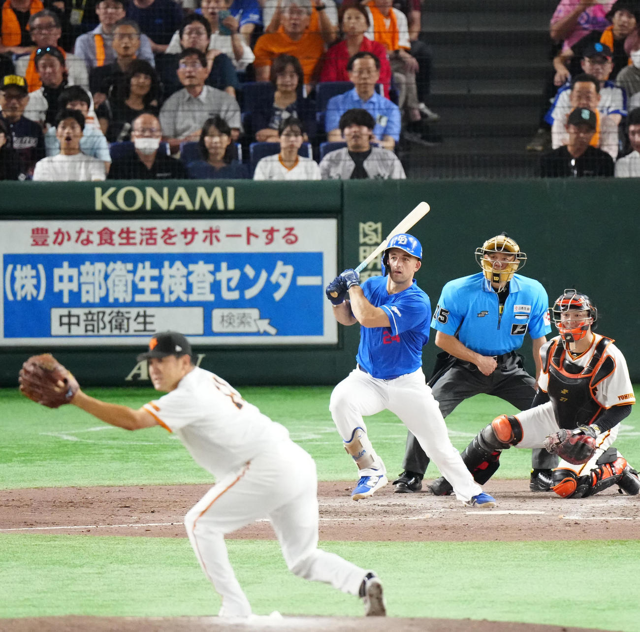 巨人対中日　5回表中日2死二塁、適時打を放つボスラー。投手田中将（撮影・江口和貴）