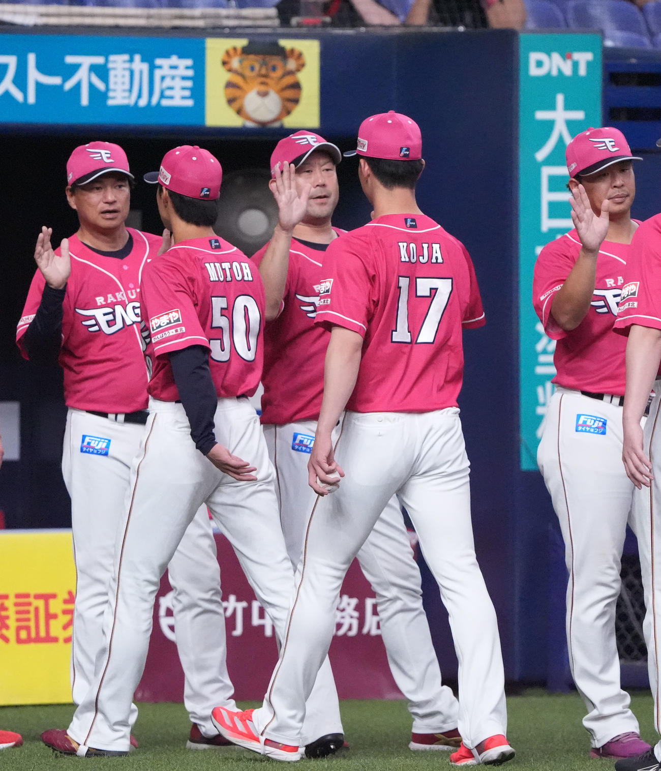 オリックス対楽天　試合終了、オリックスに勝利し三木監督（中央）はナインを迎える（撮影・森本幸一）