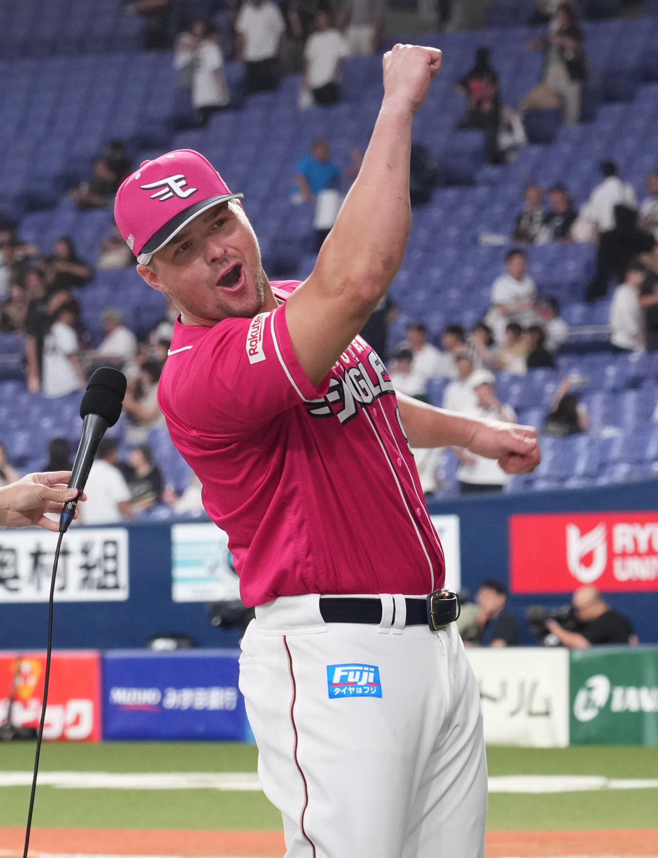 オリックス対楽天　ヒーローインタビューを終えポーズを決めるボイト（撮影・森本幸一）