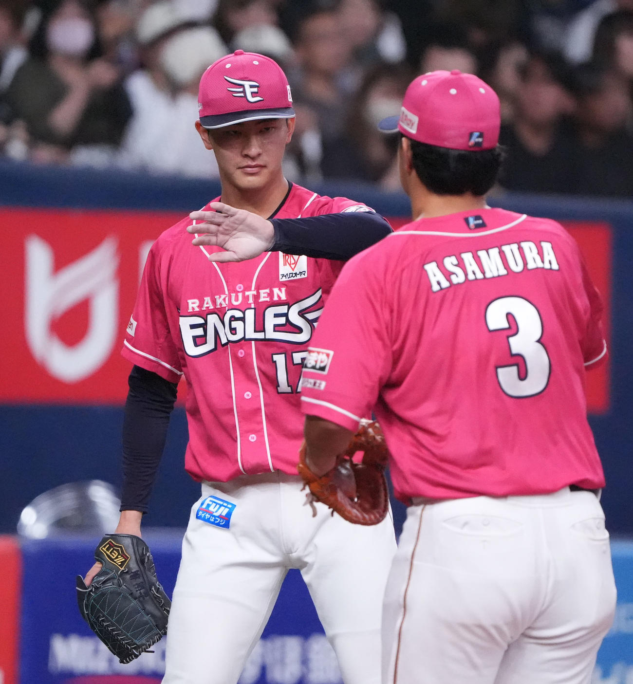 オリックス対楽天　3回終了、古謝（左）はナインとタッチを交わしベンチへ戻る（撮影・森本幸一）