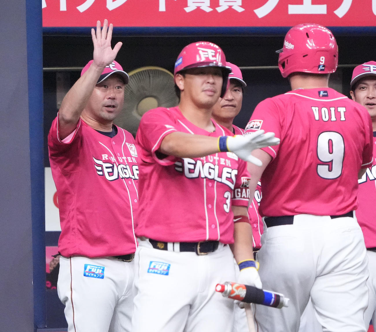 オリックス対楽天　3回表楽天2死一塁、三木監督（左）は2点本塁打を放ったボイトを迎える（撮影・森本幸一）