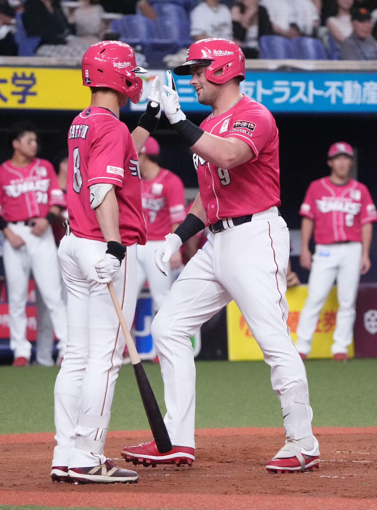 オリックス対楽天　3回表楽天2死一塁、ボイト（右）は左越え2点本塁打を放ち生還する（撮影・森本幸一）