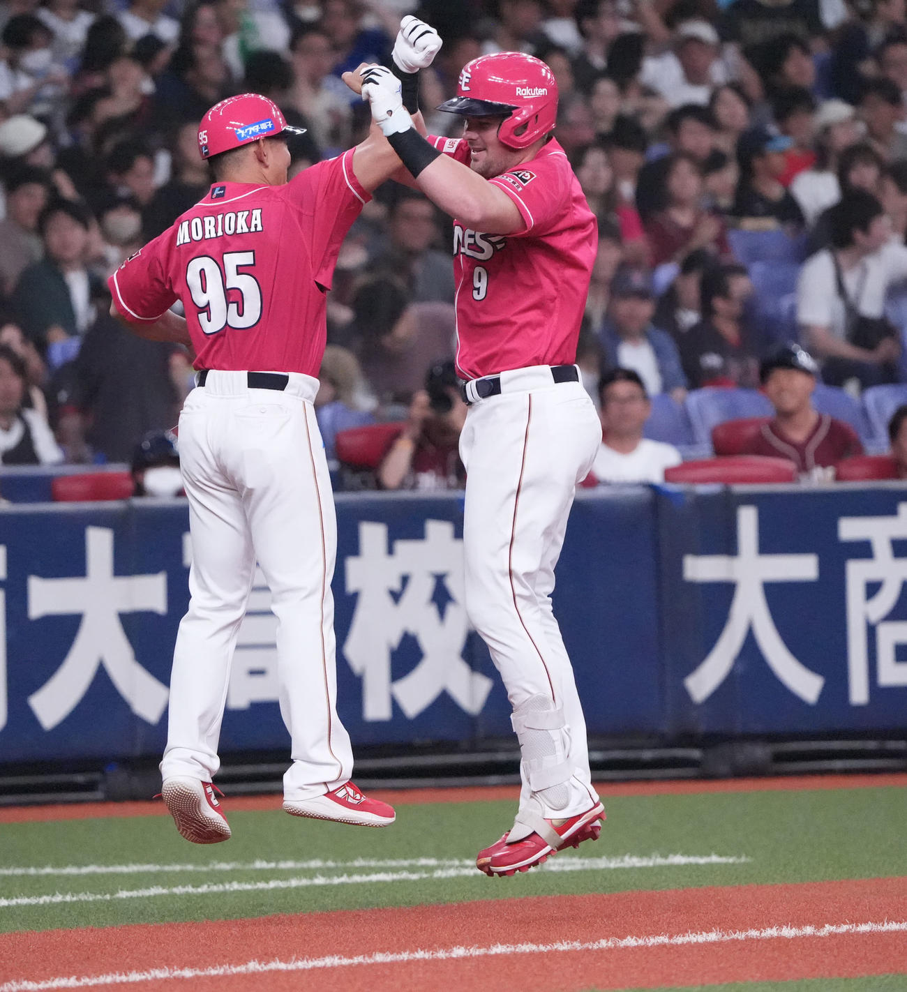 オリックス対楽天　3回表楽天2死一塁、ボイト（右）は左越え2点本塁打を放ち森岡コーチとタッチを交わす（撮影・森本幸一）