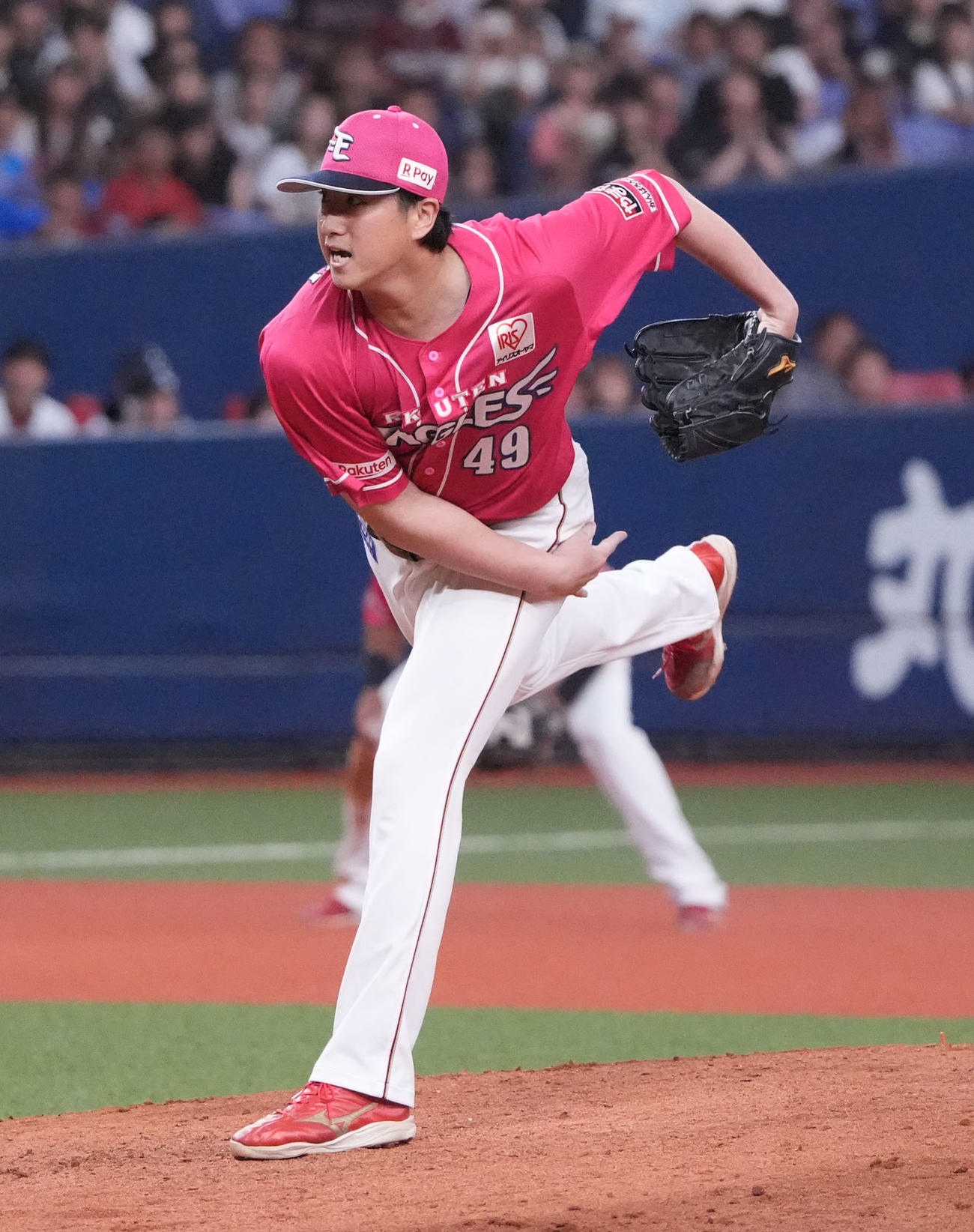 オリックス対楽天　7回裏オリックス1死一、三塁、楽天2番手で登板する西垣（撮影・森本幸一）