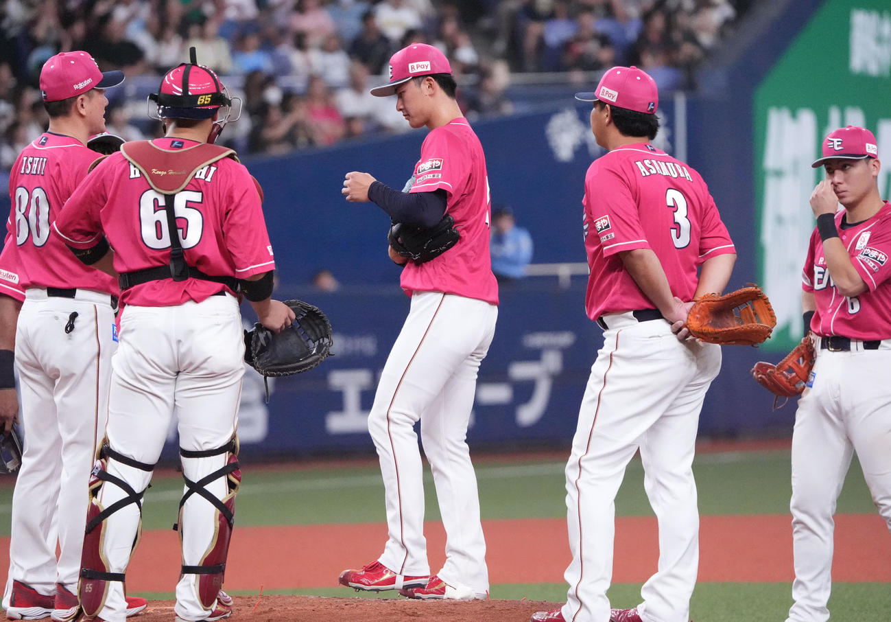 オリックス対楽天　6回裏オリックス1死満塁、マウンドの古謝（中央）のもとに集まる楽天ナイン（撮影・森本幸一）
