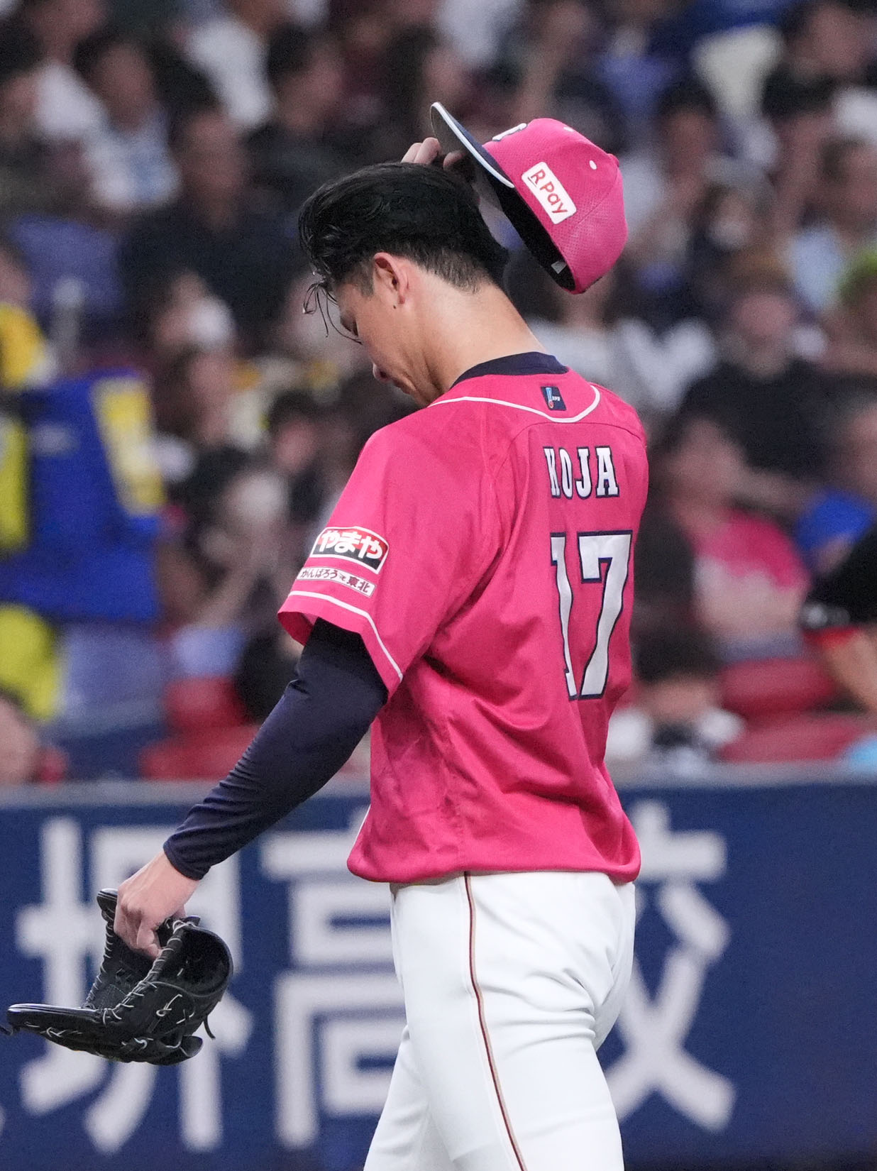 オリックス対楽天　7回裏オリックス1死一、三塁、古謝はマウンドを降りる（撮影・森本幸一）