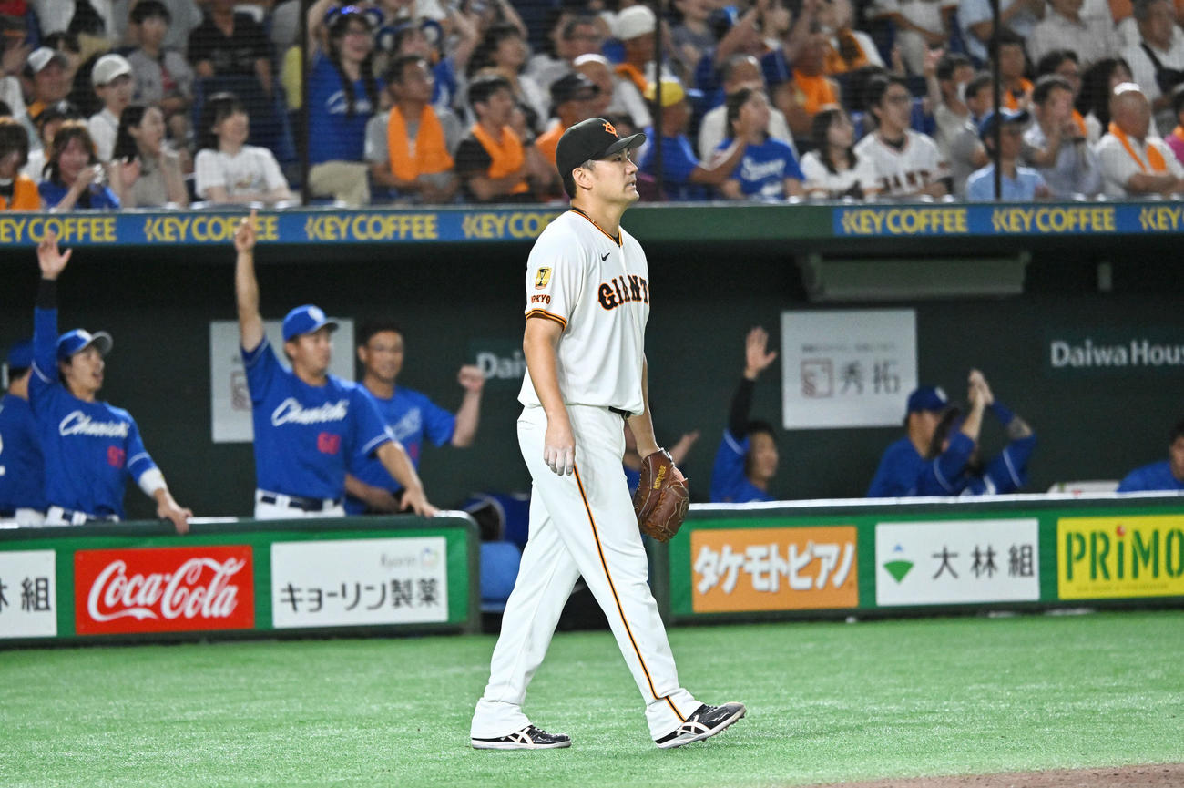 巨人対中日　5回表中日1死二塁、上林に適時二塁打を許した田中将（撮影・滝沢徹郎）