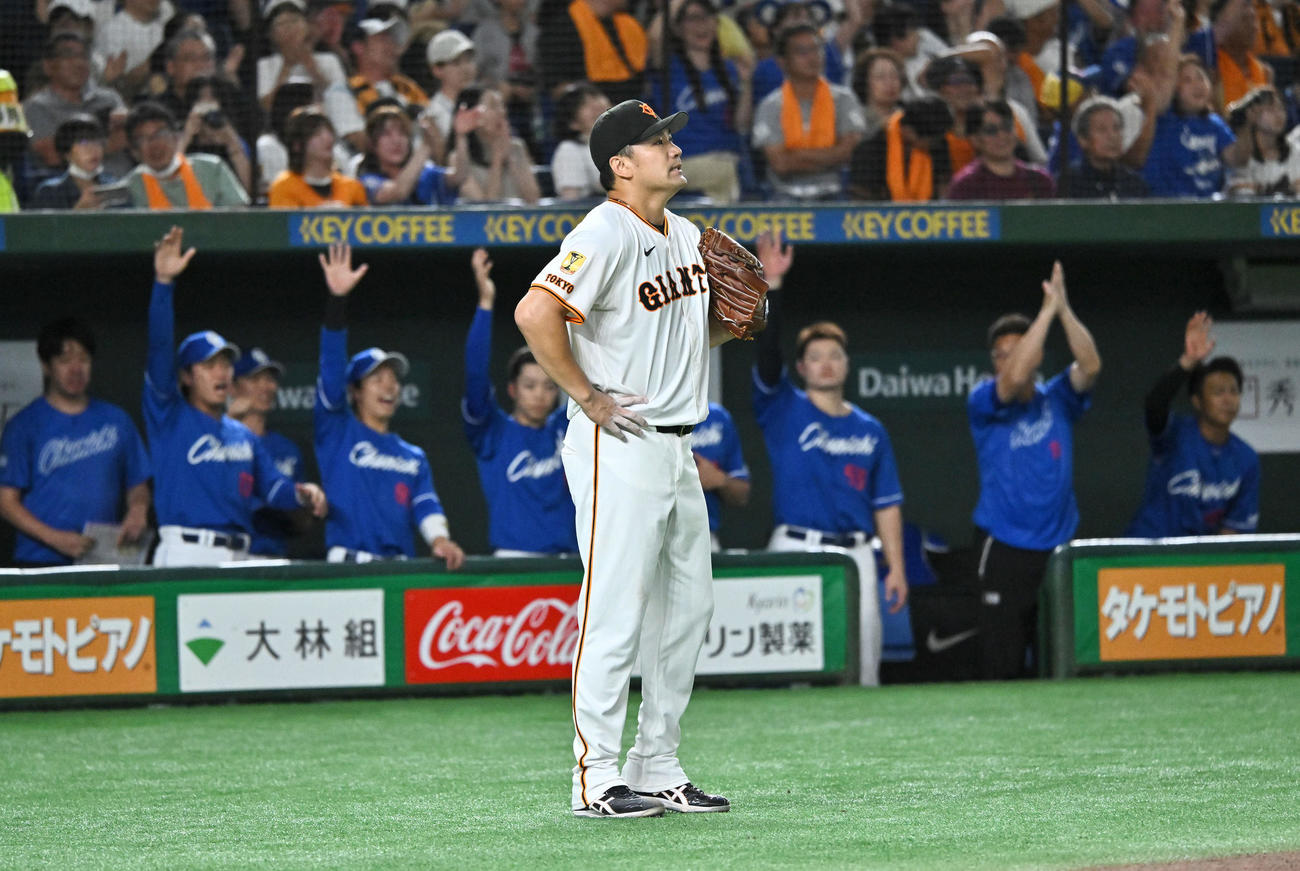 巨人対中日　5回表中日2死二塁、ボスラーに適時打を許す田中将（撮影・滝沢徹郎）