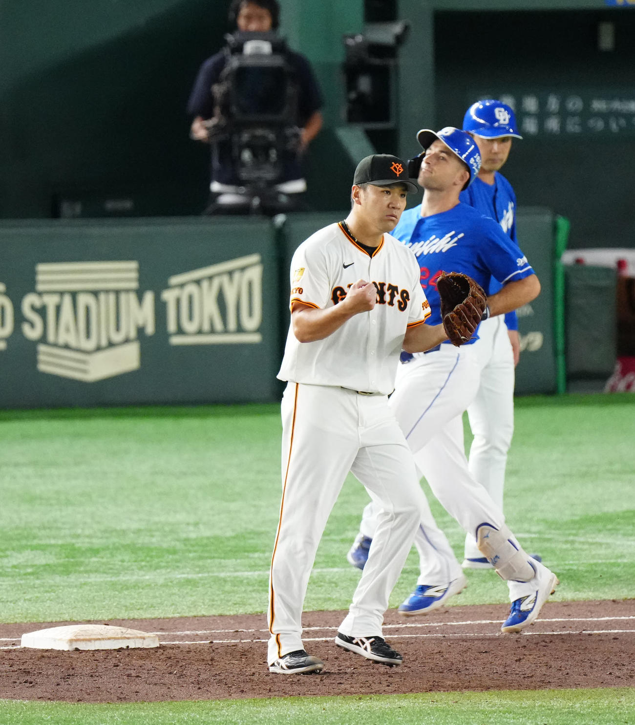 巨人対中日　3回表中日2死満塁、ボスラー（後方）を一ゴロに仕留めた田中将（撮影・江口和貴）