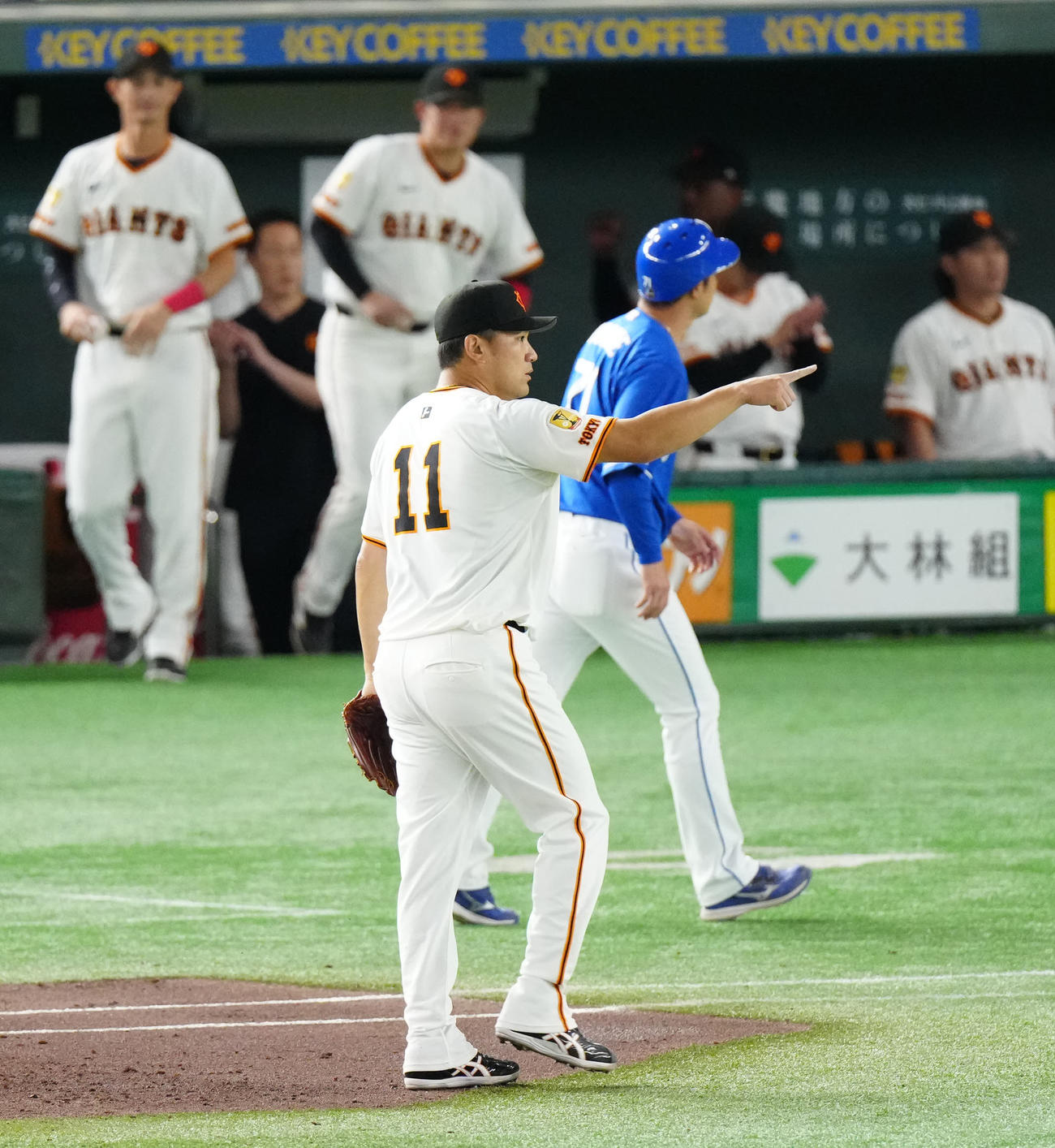 巨人対中日　3回表終了後、ベンチに引き揚げる巨人先発の田中将（撮影・江口和貴）