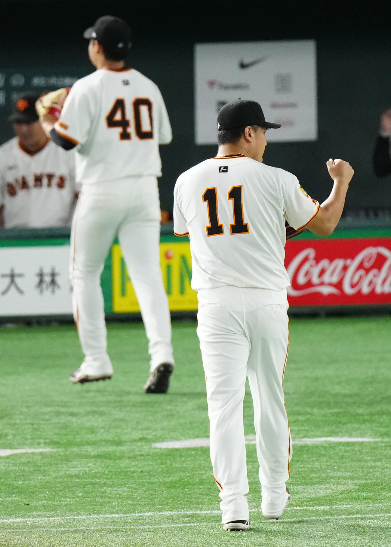 巨人対中日　3回表終了後、ガッツポーズでベンチに引き揚げる巨人先発の田中将（撮影・江口和貴）