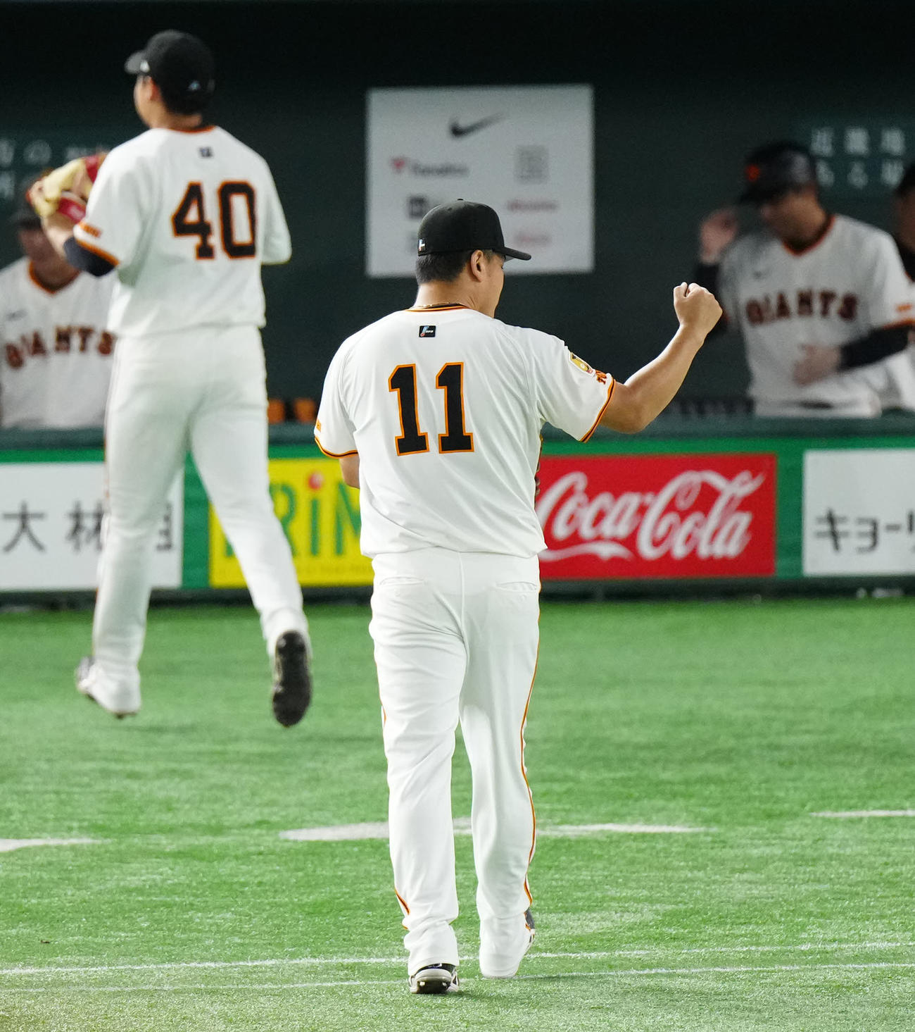 巨人対中日　3回表終了後、ガッツポーズでベンチに引き揚げる巨人先発の田中将（撮影・江口和貴）