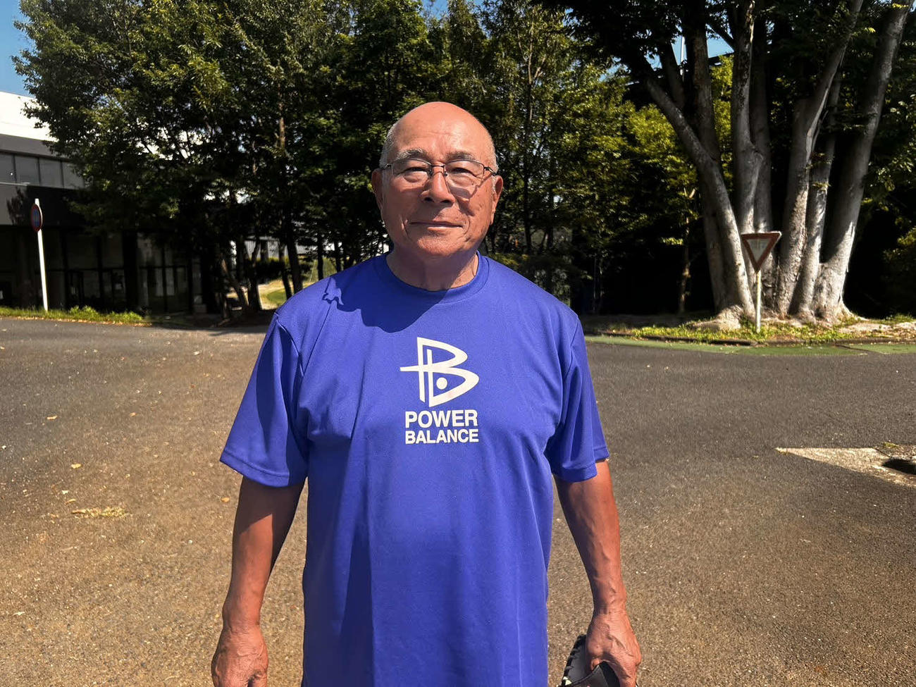 「子どもたちが野球に打ち込める環境があることこそが平和ってことじゃないですか」と訴える明大松岡コーチ（撮影・平山連）