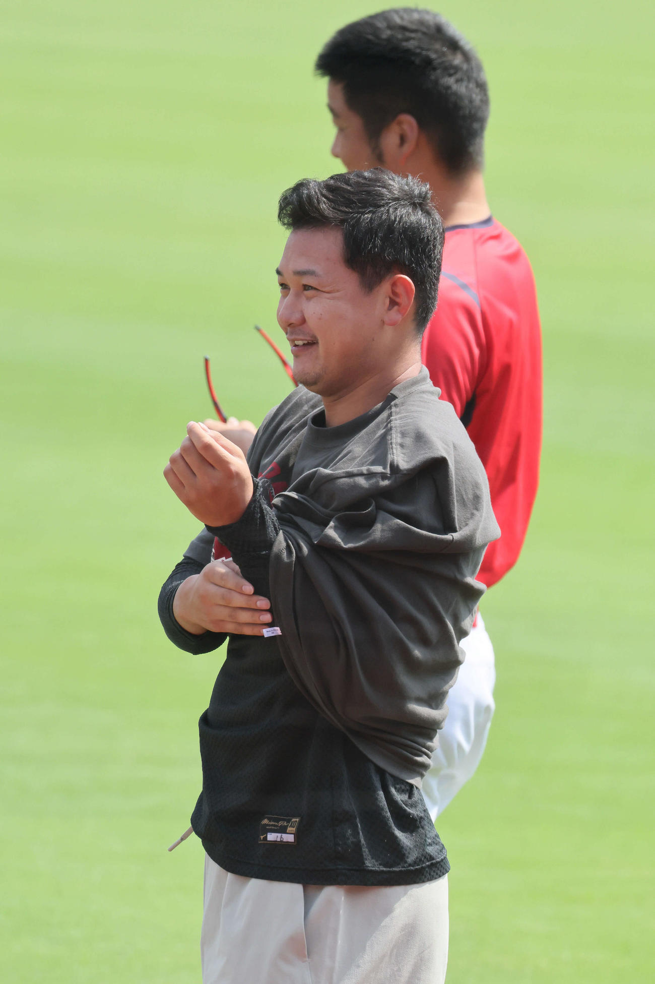 笑顔を見せる森。後ろは中崎（撮影・加藤孝規）