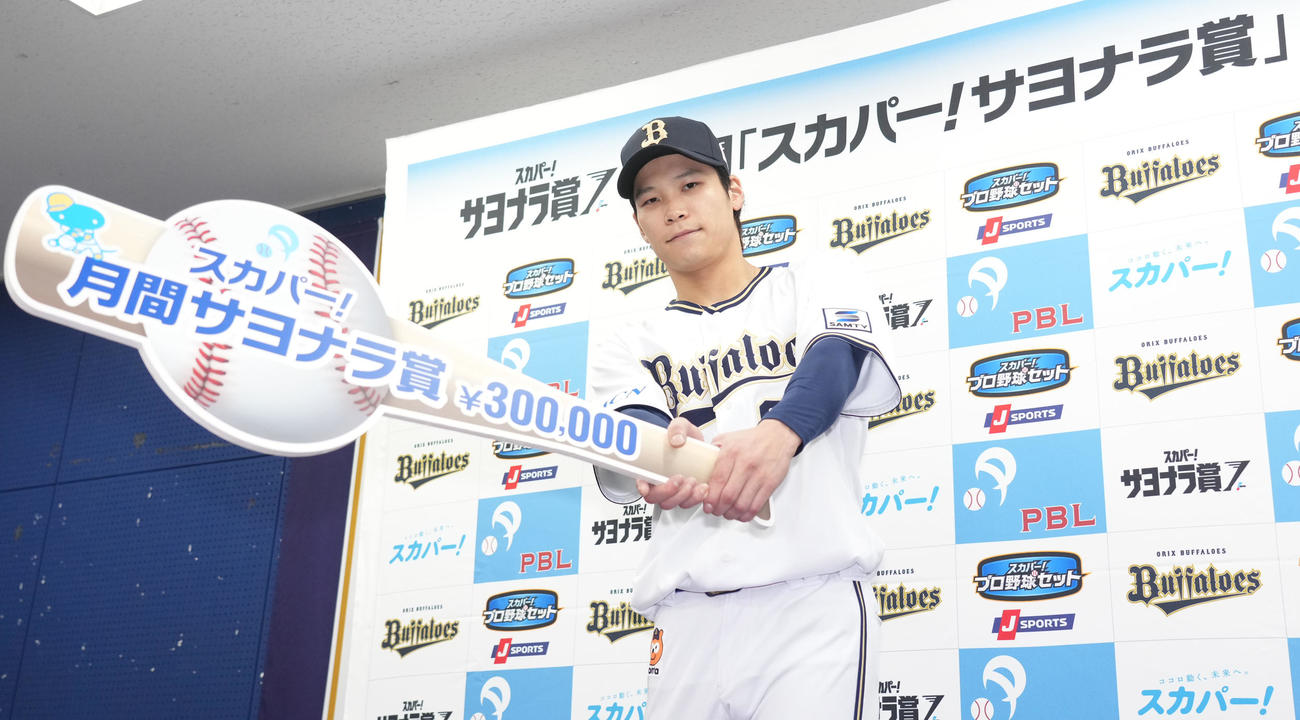 7月度「スカパー！サヨナラ賞」を受賞し記念パネルを手にする中川（撮影・森本幸一）