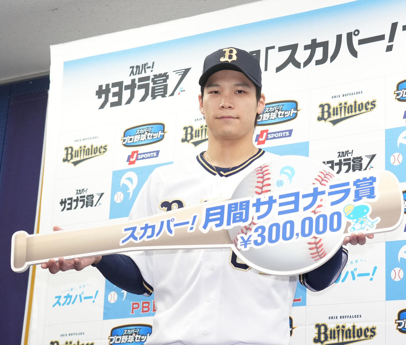 7月度「スカパー！サヨナラ賞」を受賞し記念パネルを手にする中川（撮影・森本幸一）