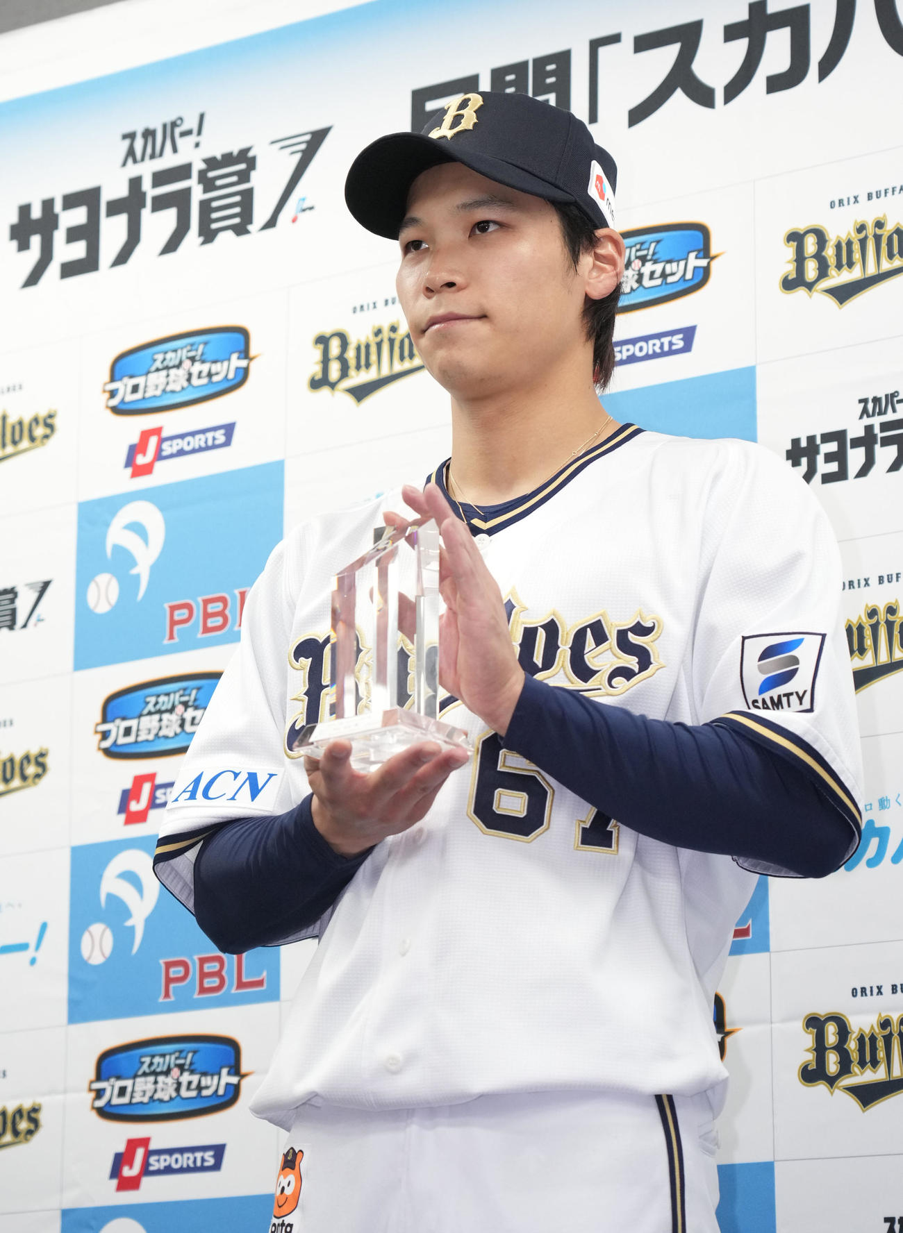 7月度「スカパー！サヨナラ賞」を受賞しトロフィーを手にする中川（撮影・森本幸一）