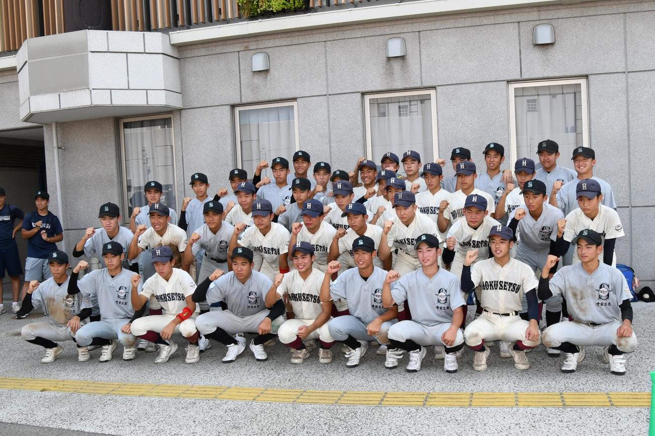 試合後、世田谷西ナインの元に、敗れた北摂が訪れ、健闘をたたえ合った（撮影・久我悟）