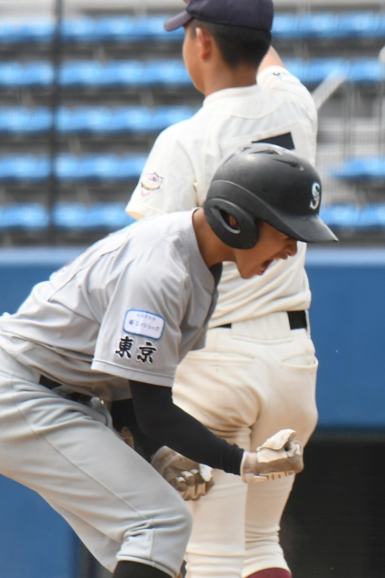 世田谷西のDH増渕は6回表に三塁打を放ち雄叫びを上げた（撮影・久我悟）