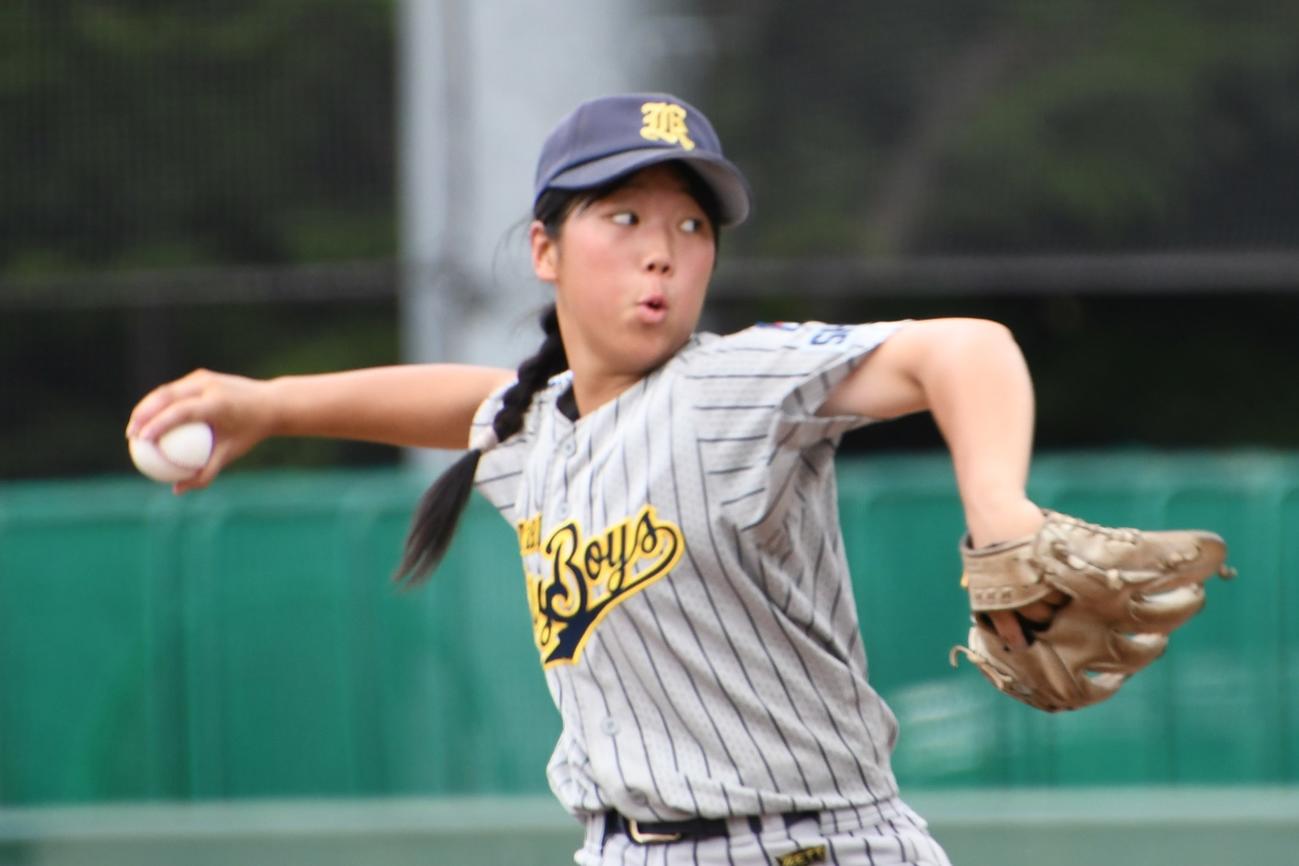 ロングヘアを三つ編みにして力投する福岡ウイングスの岩崎