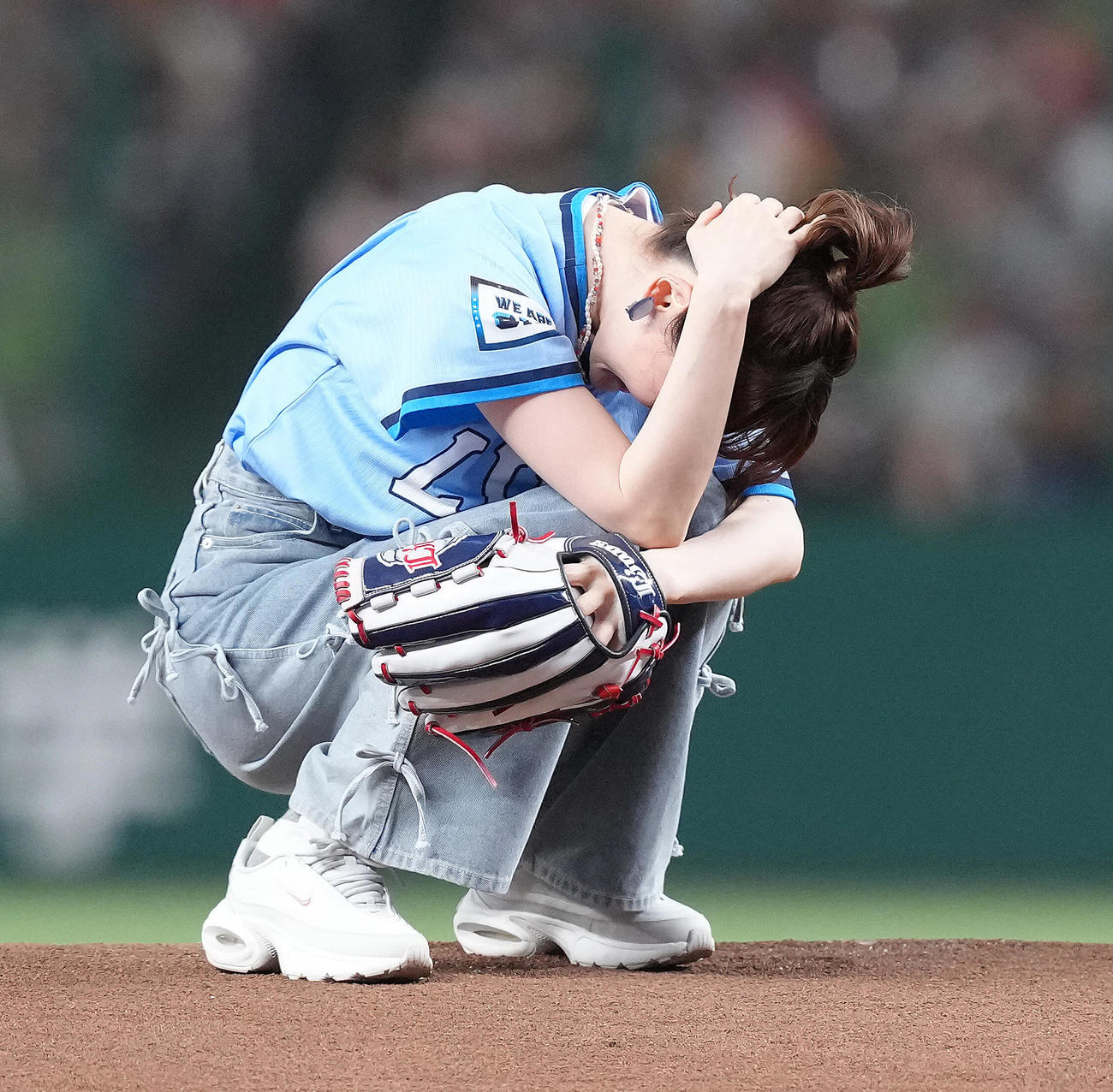 西武対ソフトバンク　セレモニアルピッチを終え、マウンドで頭を抱える花澤香菜（撮影・足立雅史）