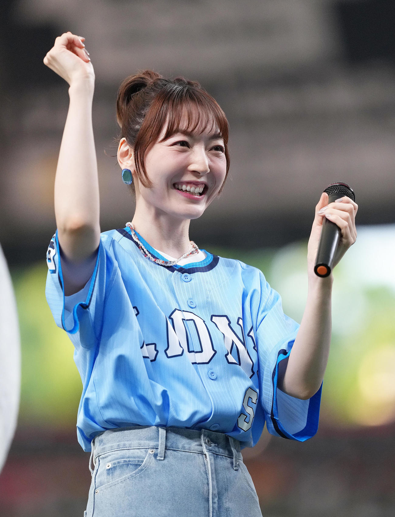 西武対ソフトバンク　試合前、グラウンドに登場した花澤香菜（撮影・足立雅史）