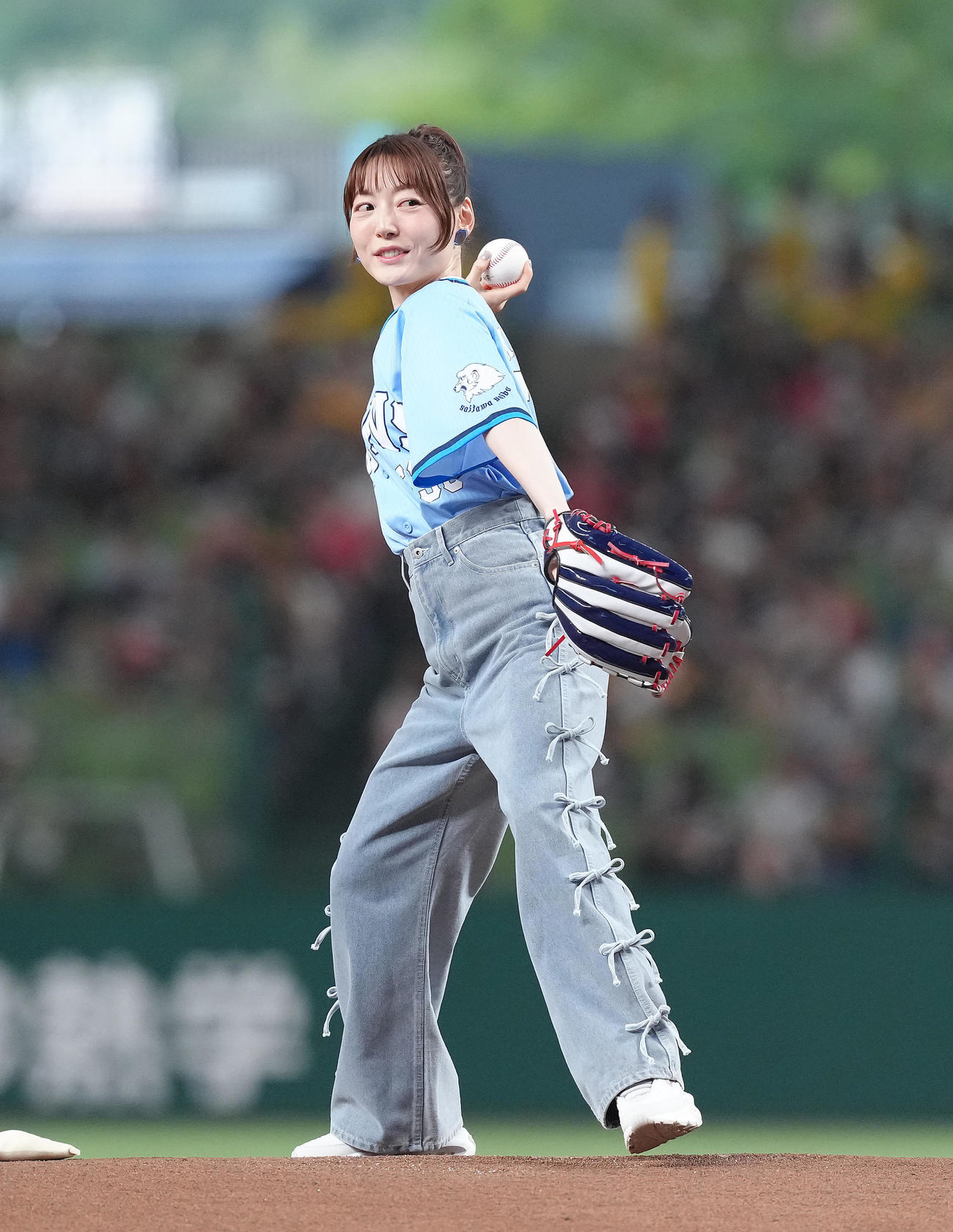西武対ソフトバンク　セレモニアルピッチを行う花澤香菜（撮影・足立雅史）
