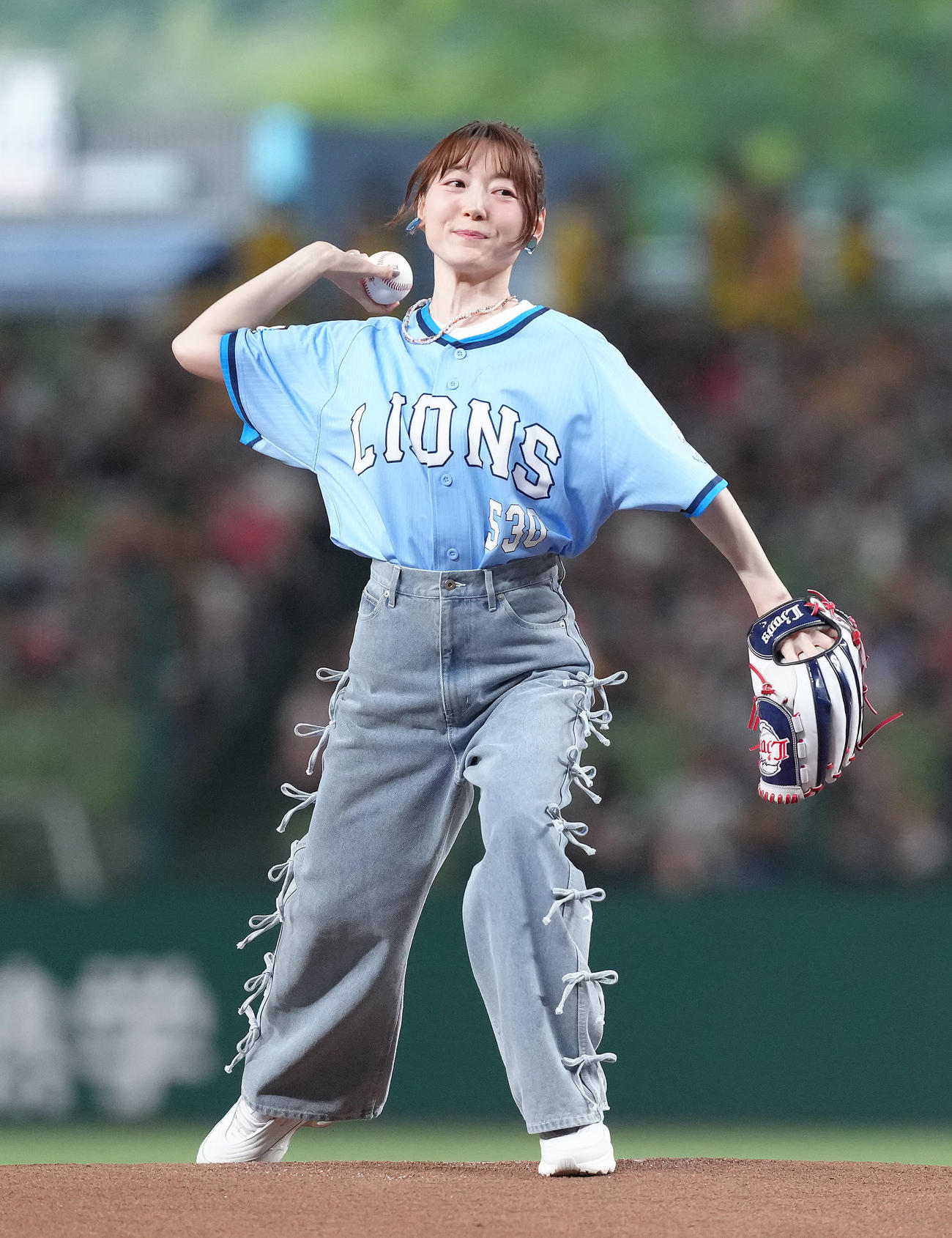 西武対ソフトバンク　セレモニアルピッチを行う花澤香菜（撮影・足立雅史）