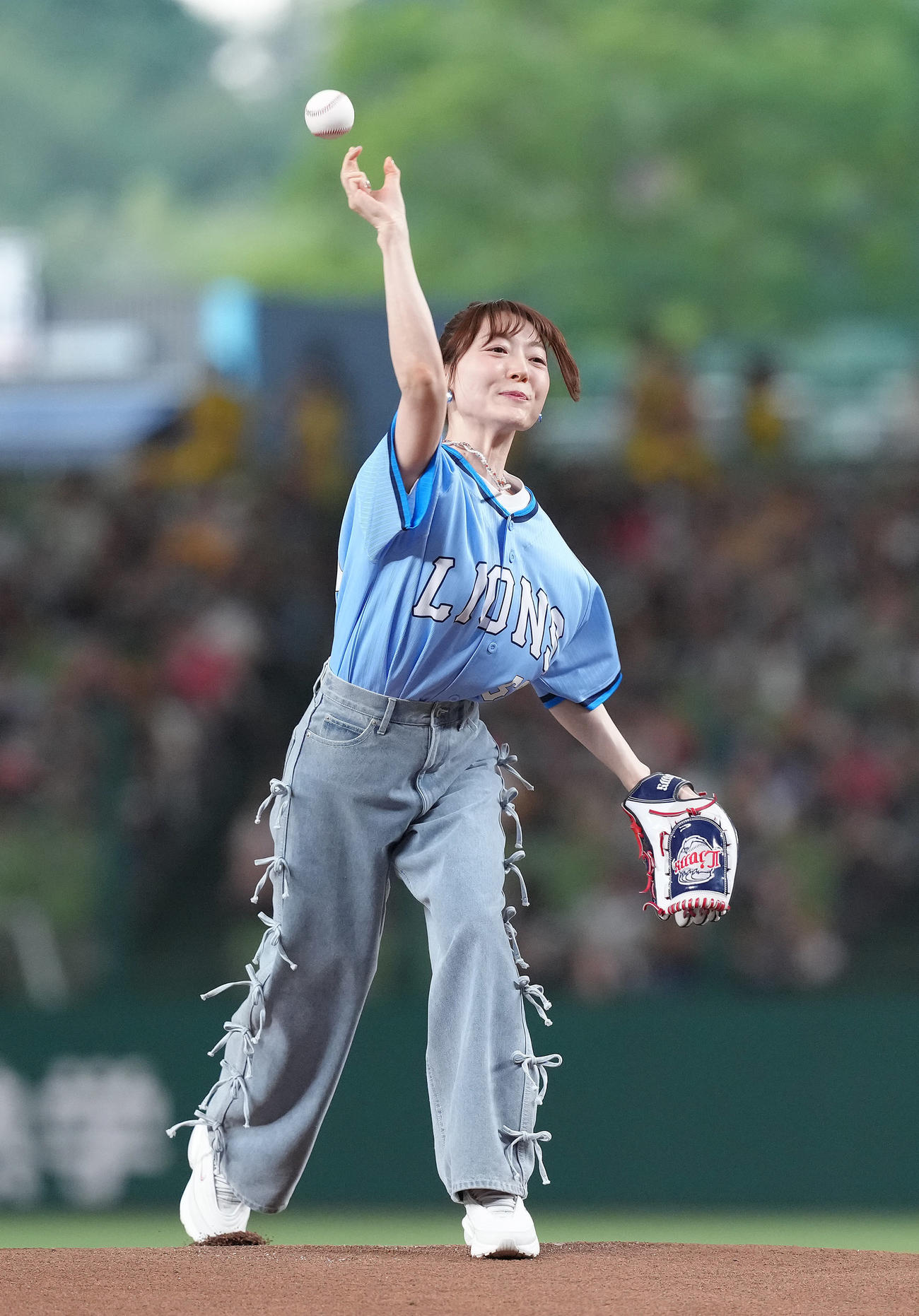 西武対ソフトバンク　セレモニアルピッチを行う花澤香菜（撮影・足立雅史）