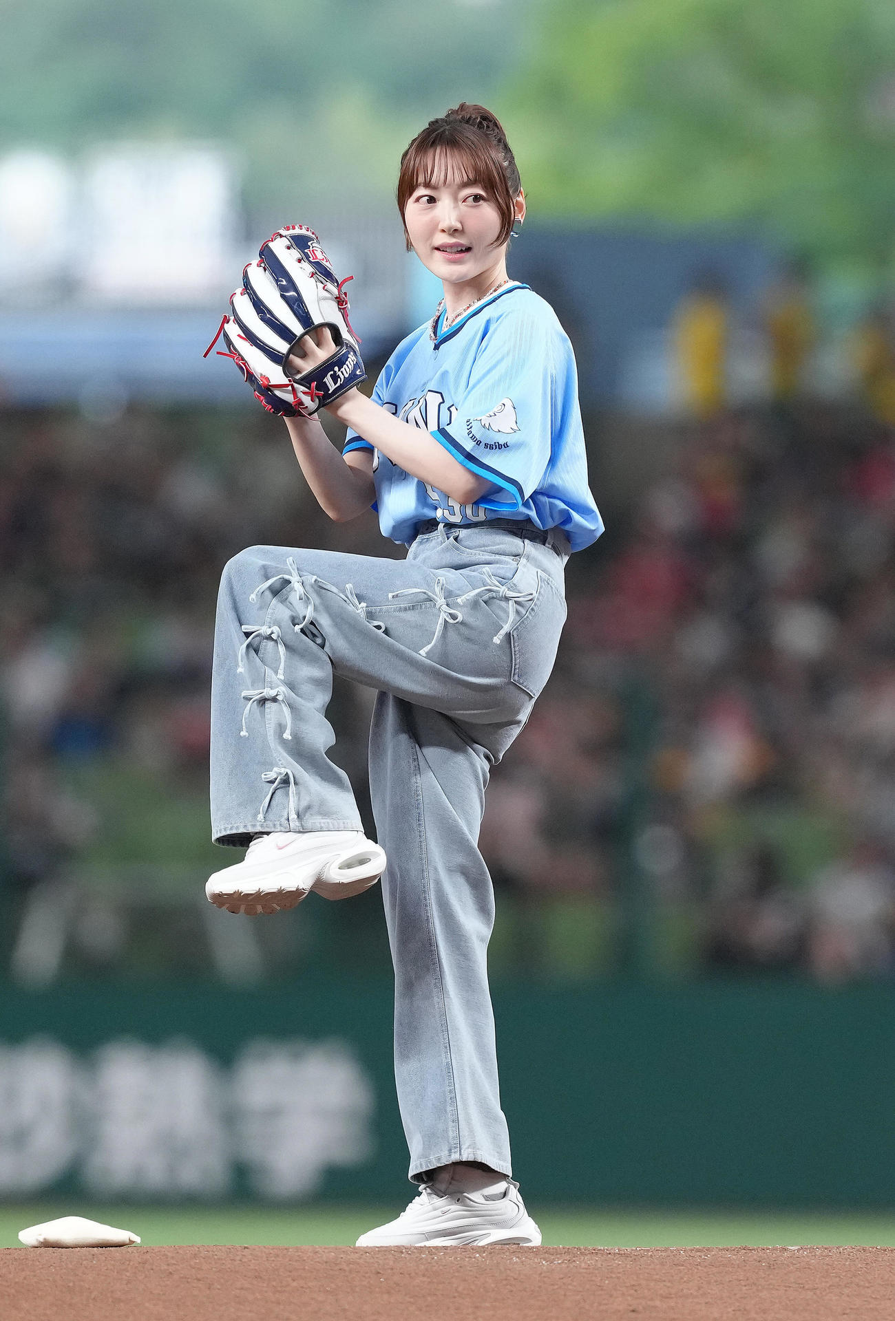 西武対ソフトバンク　セレモニアルピッチを行う花澤香菜（撮影・足立雅史）