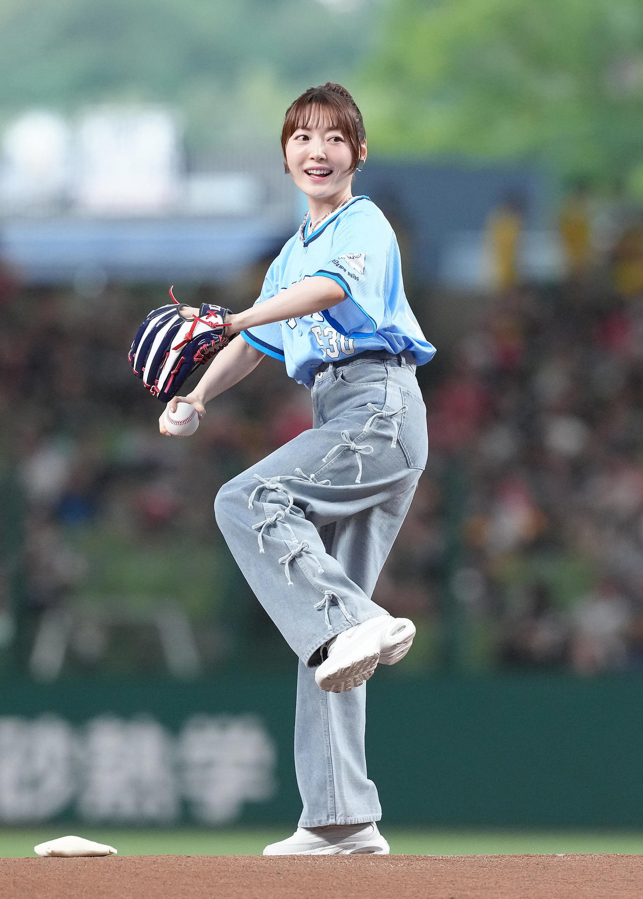 西武対ソフトバンク　セレモニアルピッチを行う花澤香菜（撮影・足立雅史）
