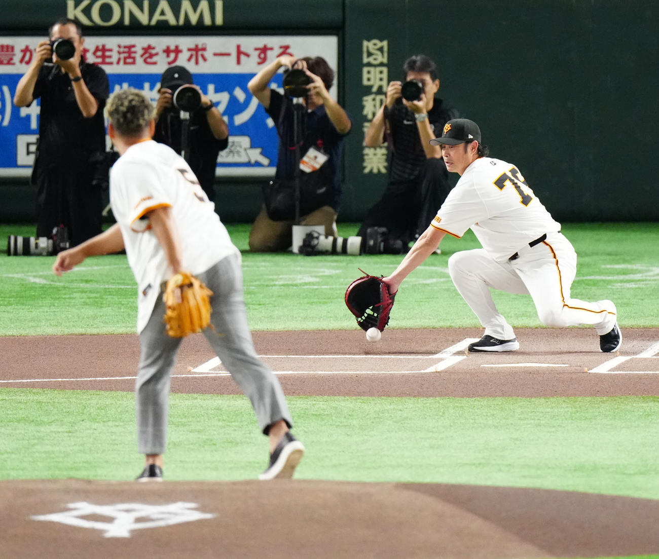 巨人対中日　試合前、ファーストピッチセレモニーに臨む中島氏（手前）の捕手を務める巨人亀井打撃コーチ（撮影・江口和貴）