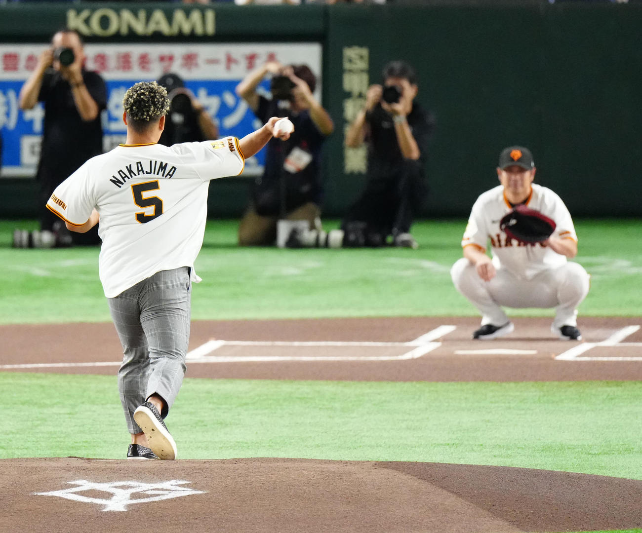 巨人対中日　試合前、ファーストピッチセレモニーに臨む中島氏。捕手巨人亀井打撃コーチ（撮影・江口和貴）