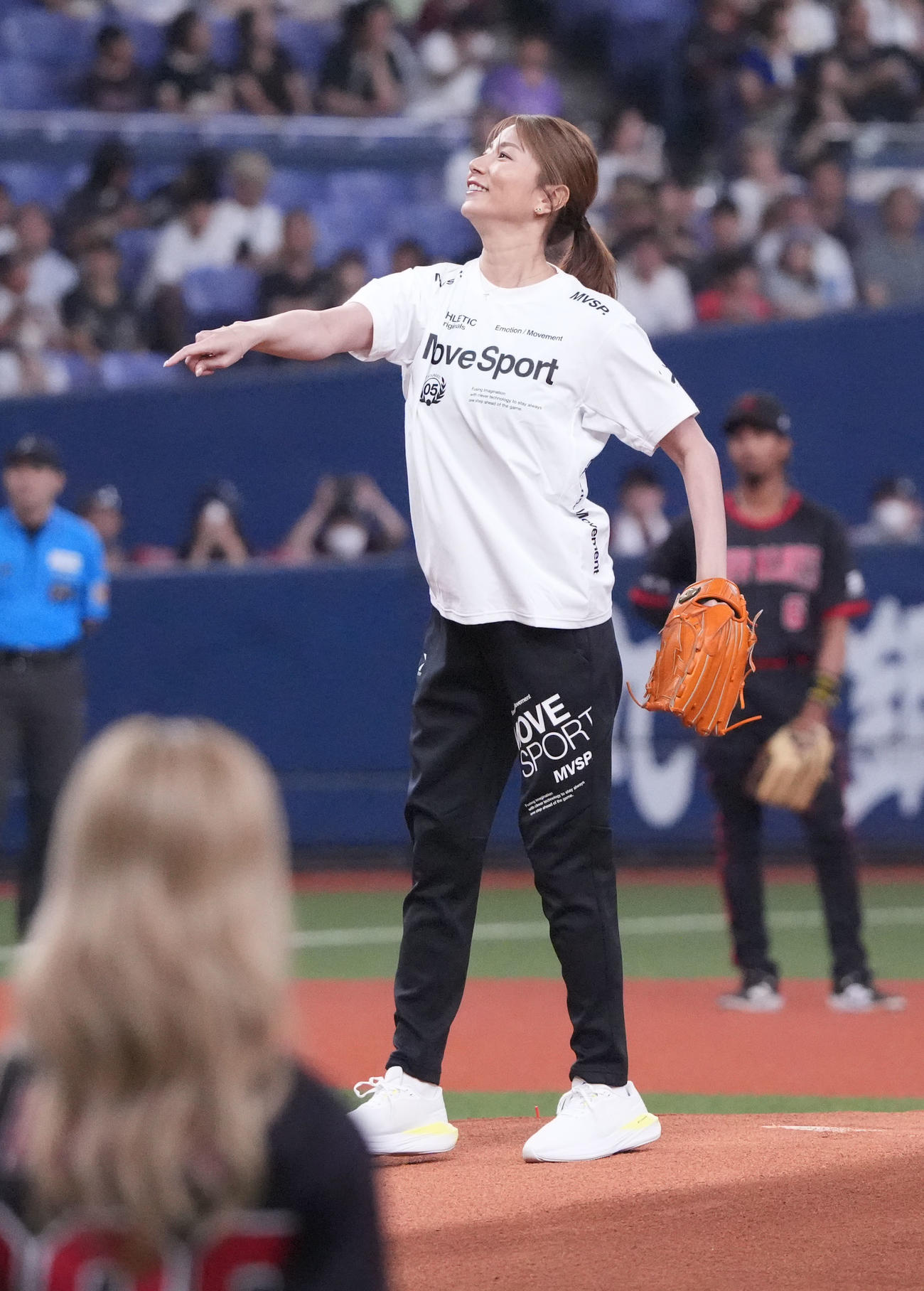 オリックス対楽天　試合前、始球式を行う青木愛（撮影・森本幸一）