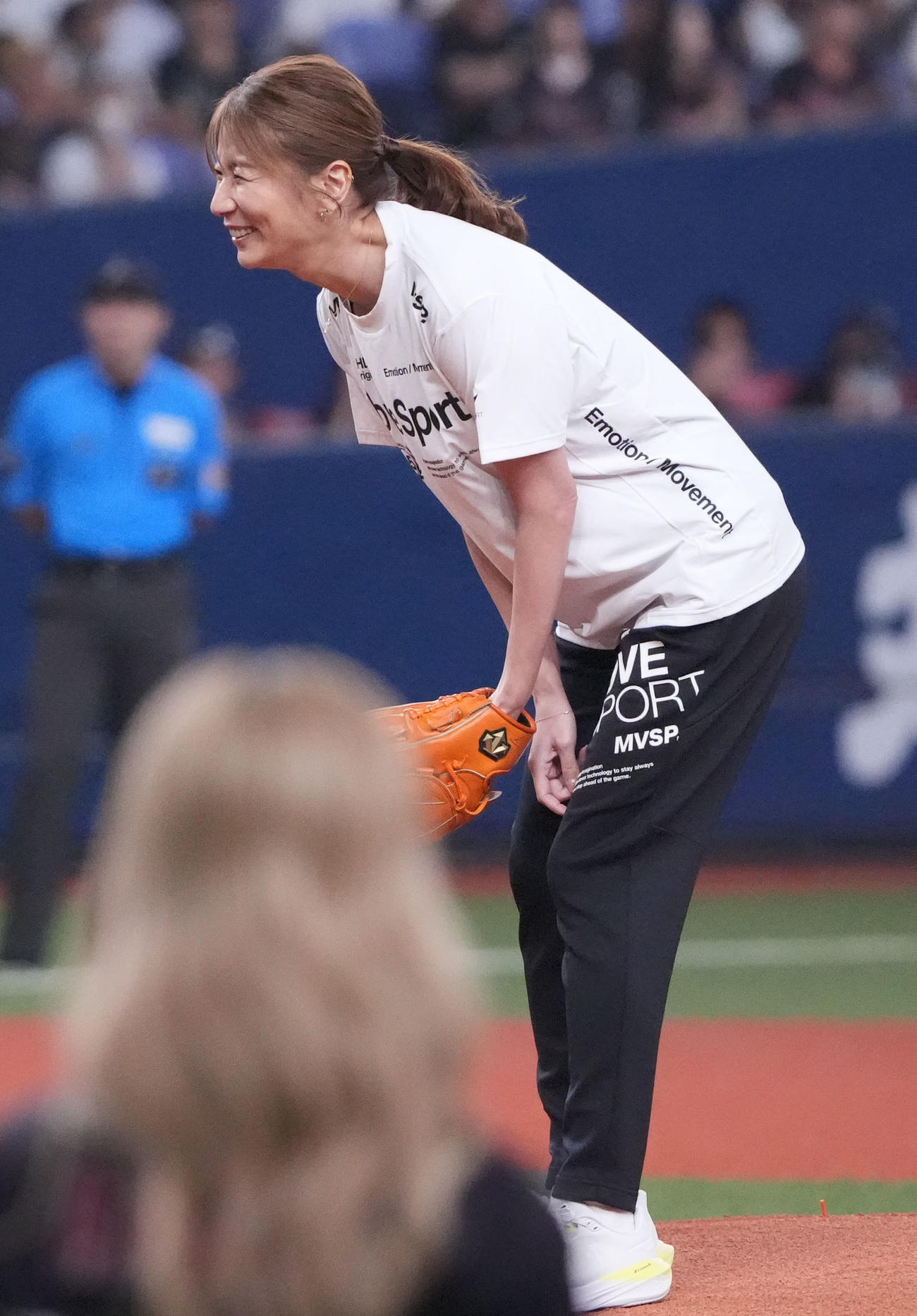 オリックス対楽天　試合前、始球式を行う青木愛（撮影・森本幸一）