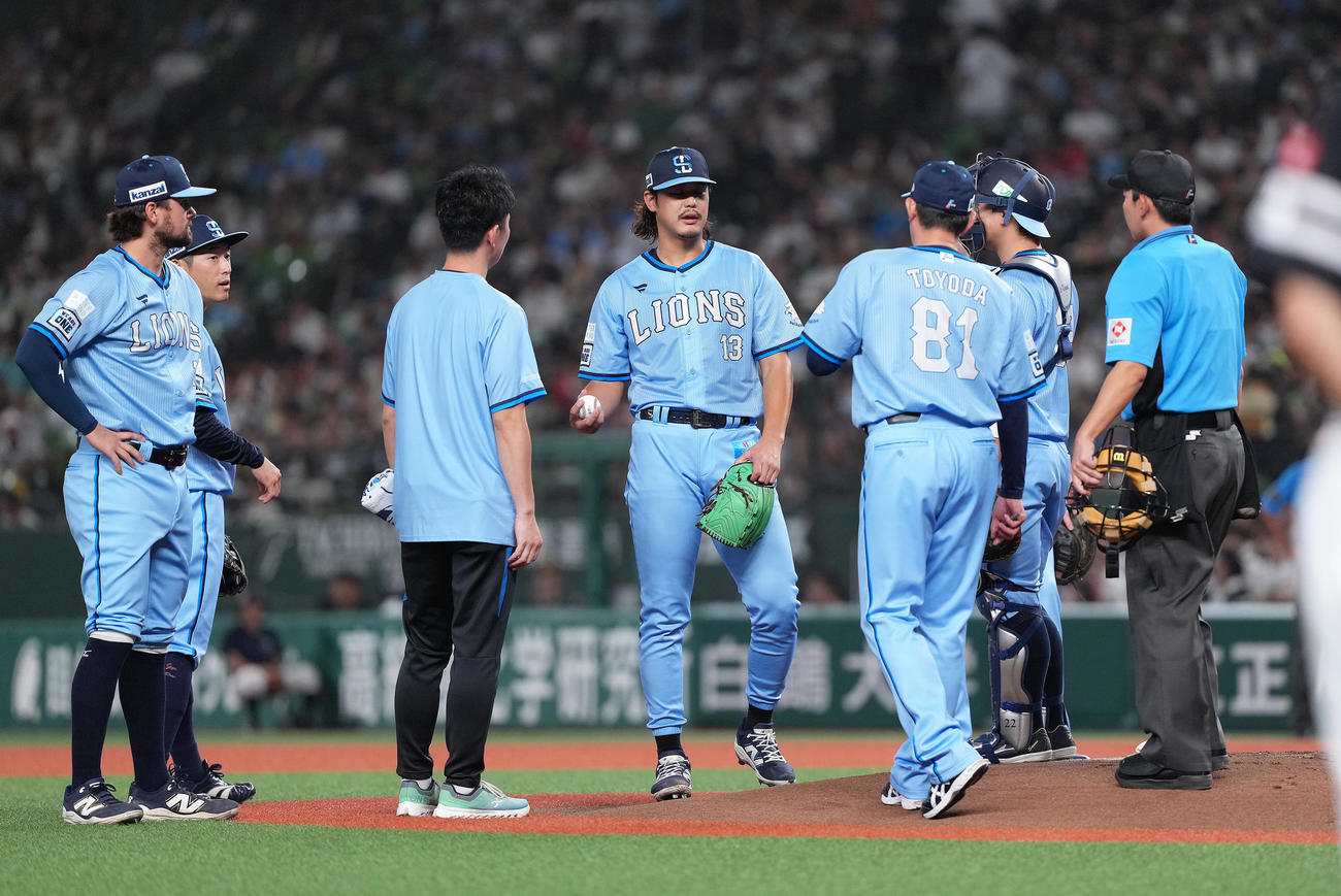 西武対ソフトバンク　2回表ソフトバンク無死、中村の打球が体に当たりマウンドに集まる高橋（中央）（撮影・足立雅史）