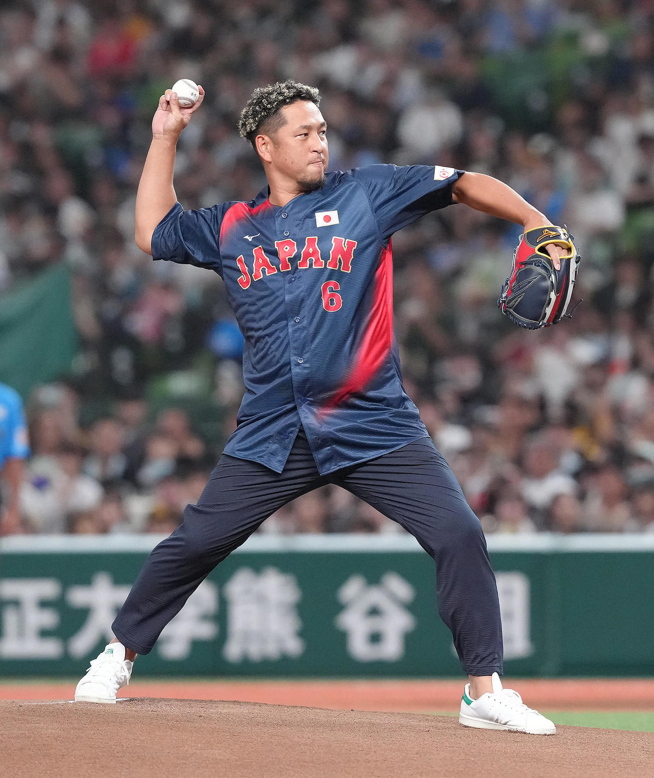 西武対ソフトバンク　始球式を務めた中島氏（撮影・足立雅史）