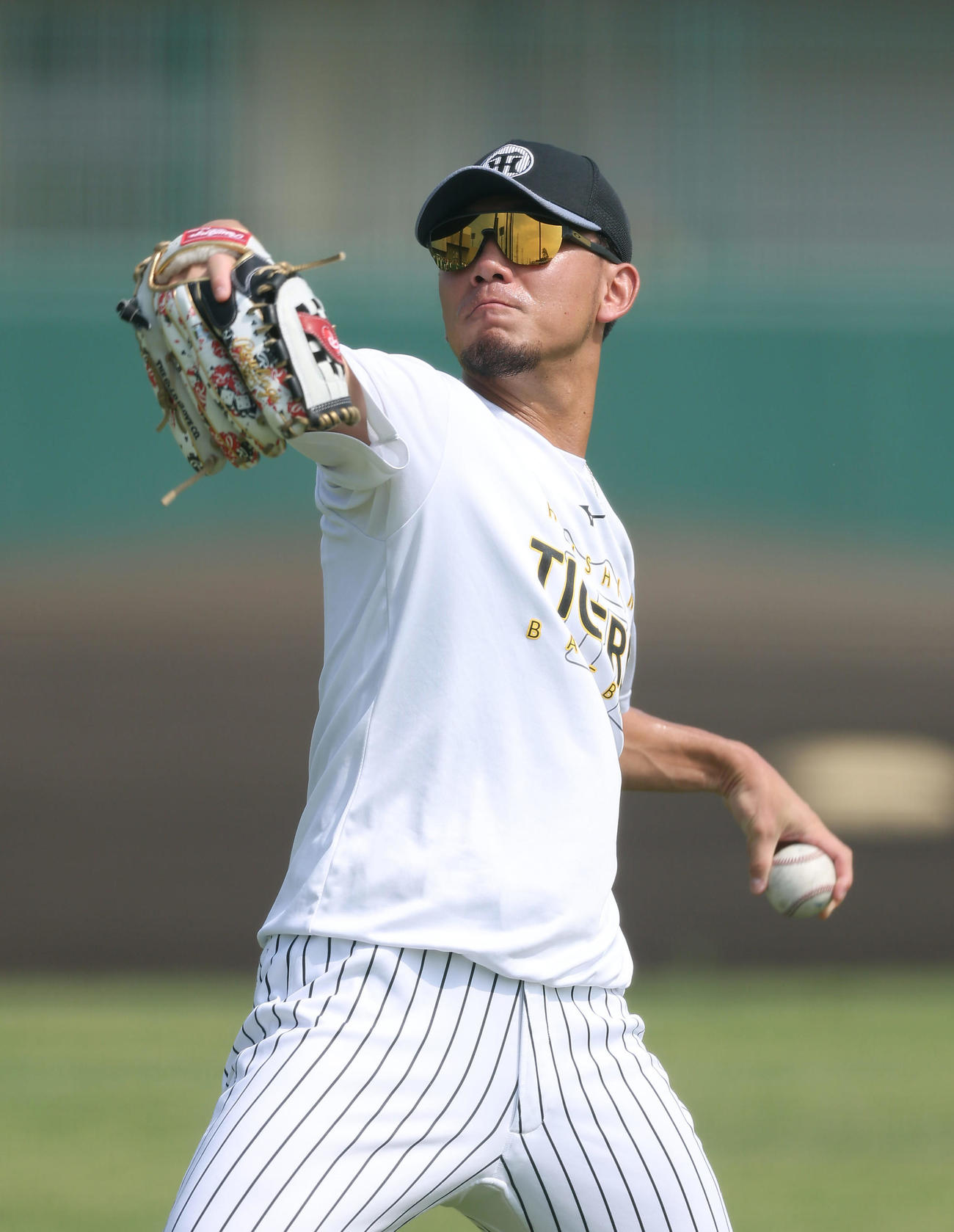 キャッチボールで調整する阪神伊藤将（撮影・前田充）
